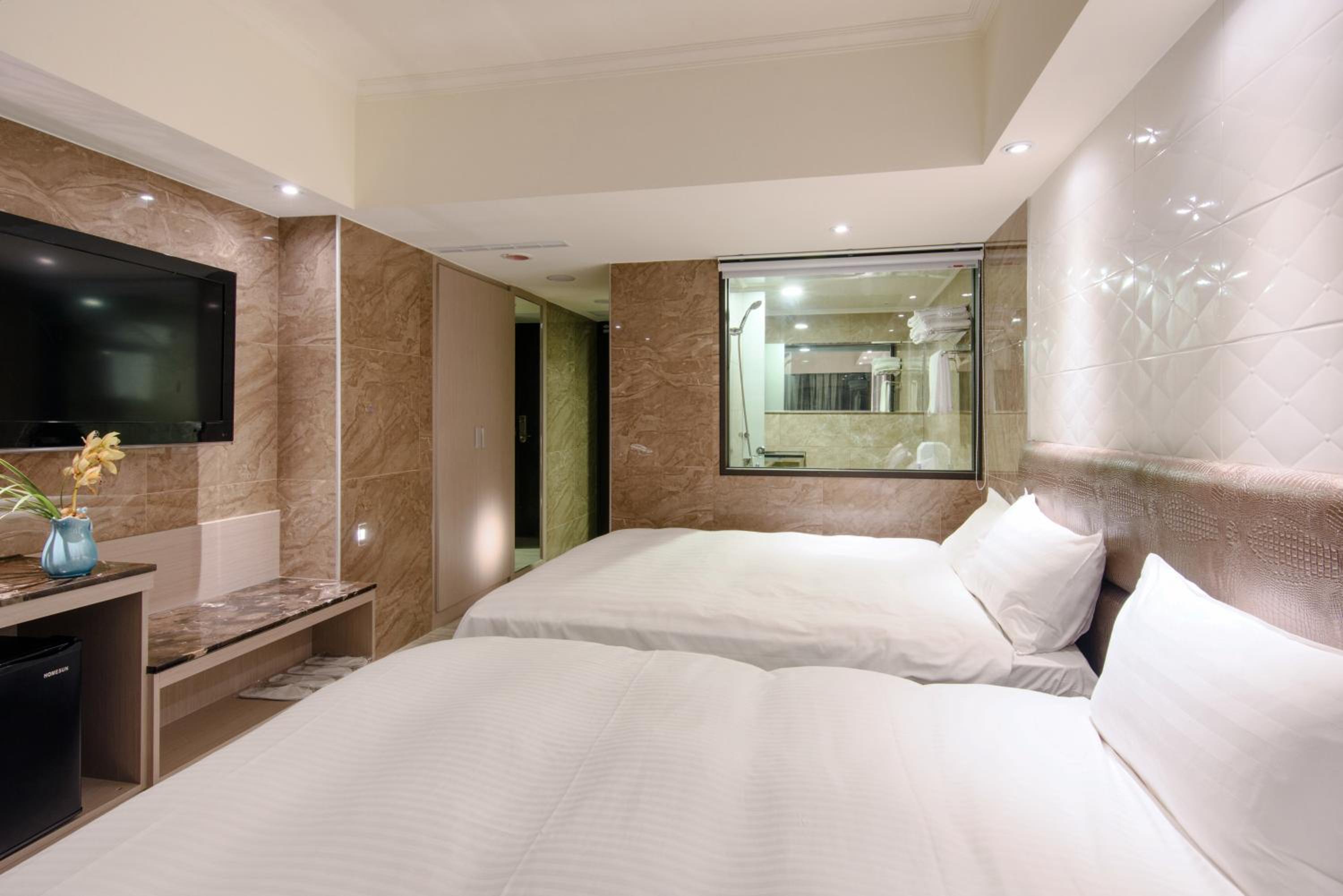 Quadruple Room with Street View photo 2
