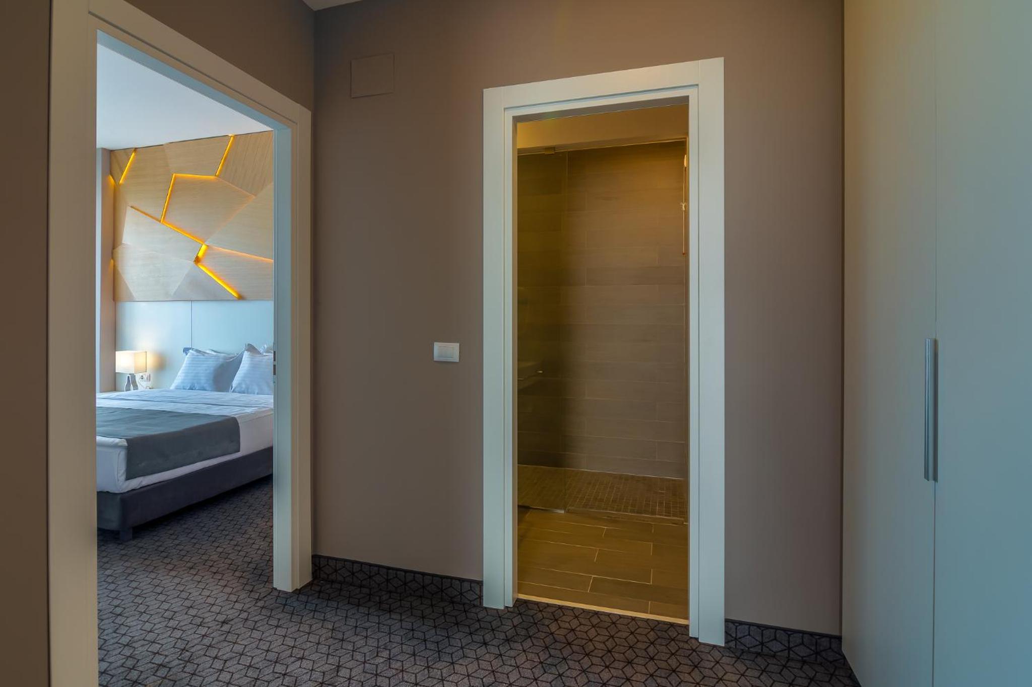 Deluxe Suite with Lake View photo 2