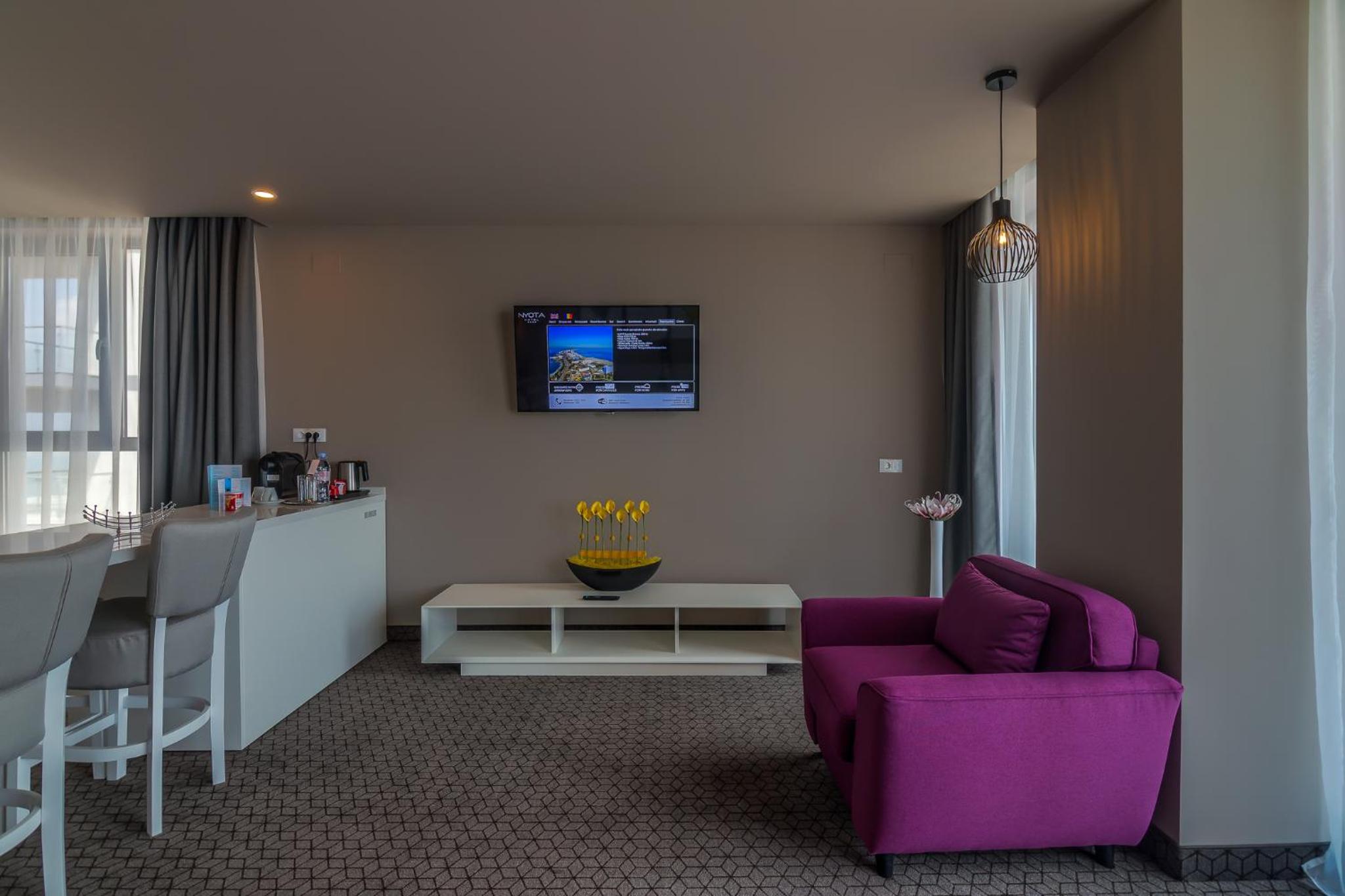 Deluxe Suite with Lake View photo 3