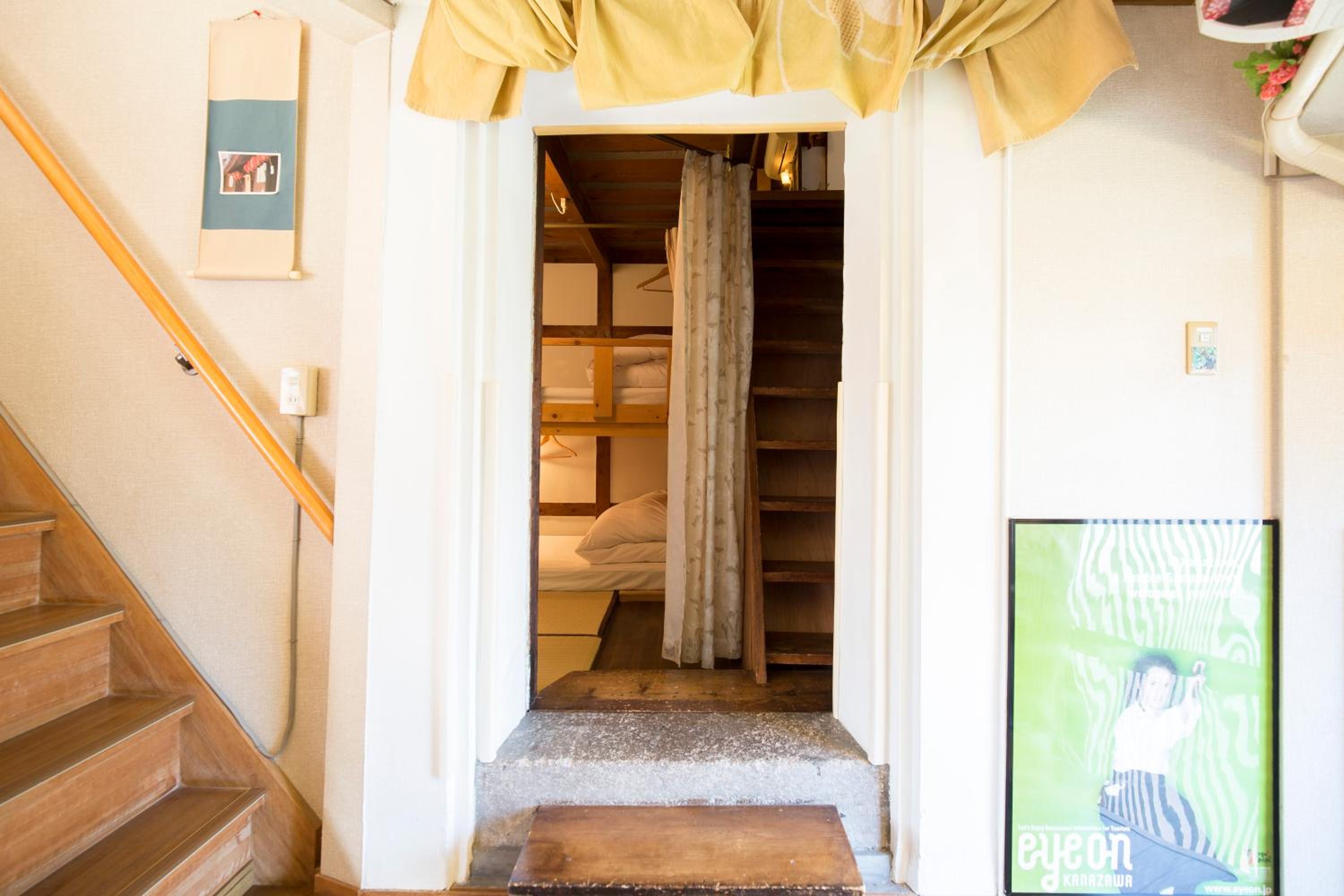 Bunk Bed In 4 Beds Mixed Dormitory Room photo 1
