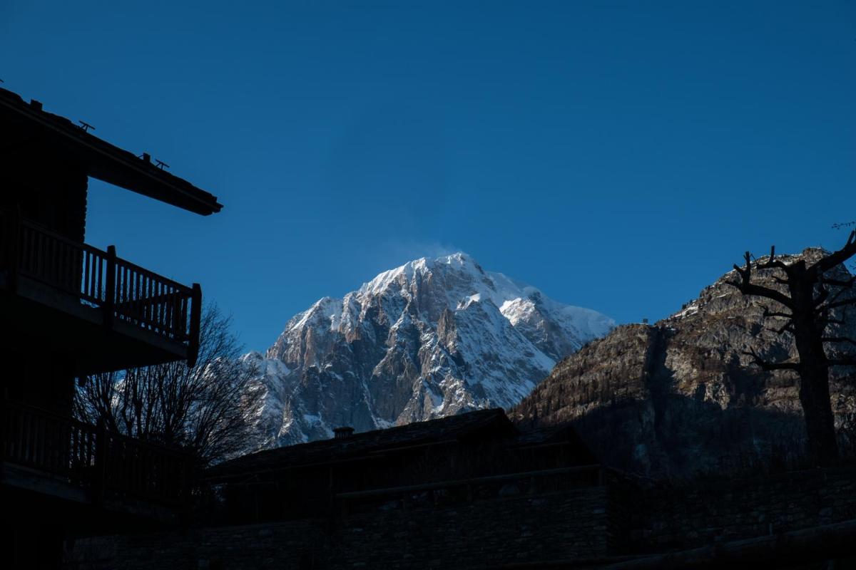 Apartment with Mountain View