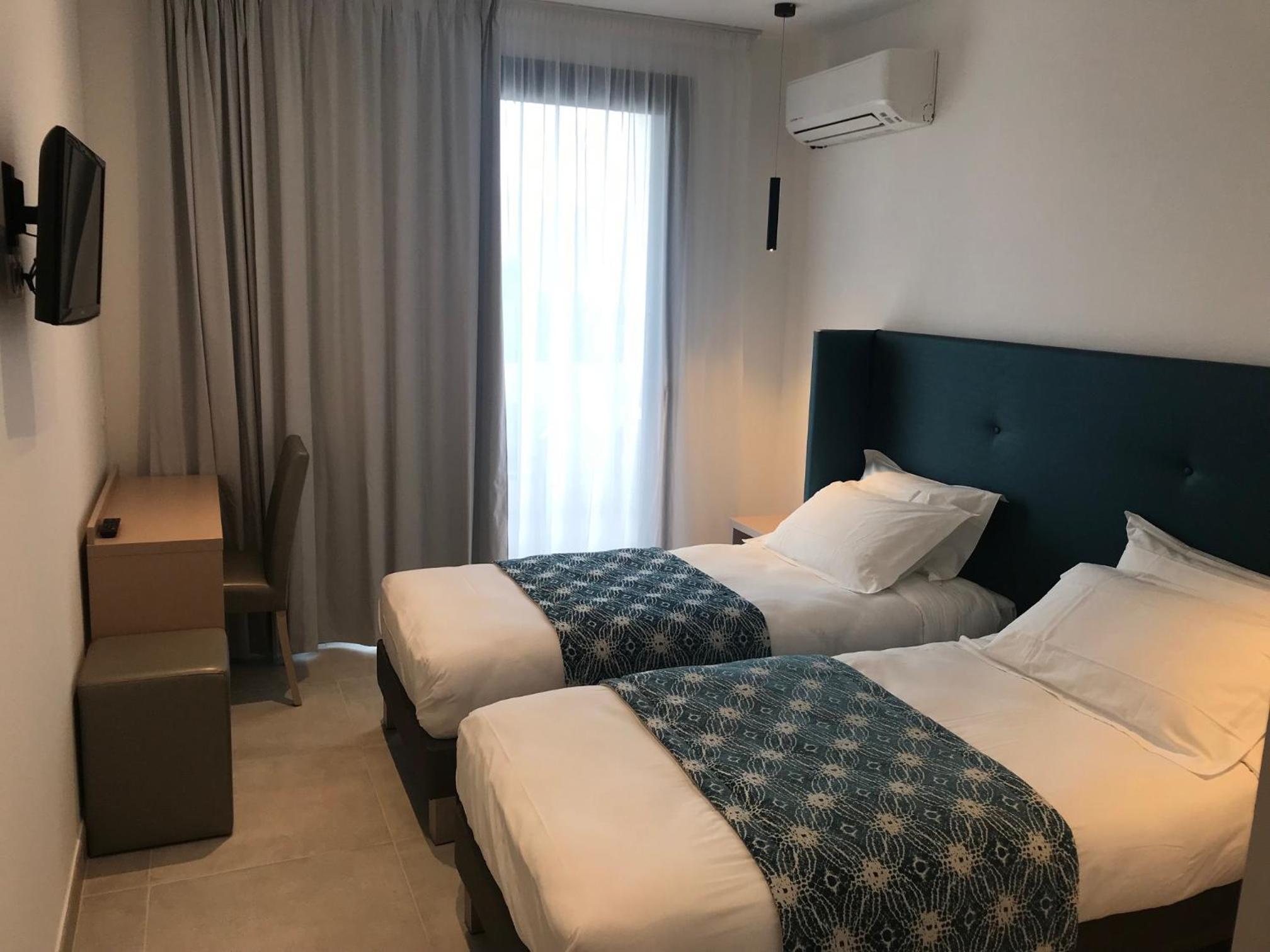 Double Room with Sea View - Photo 11