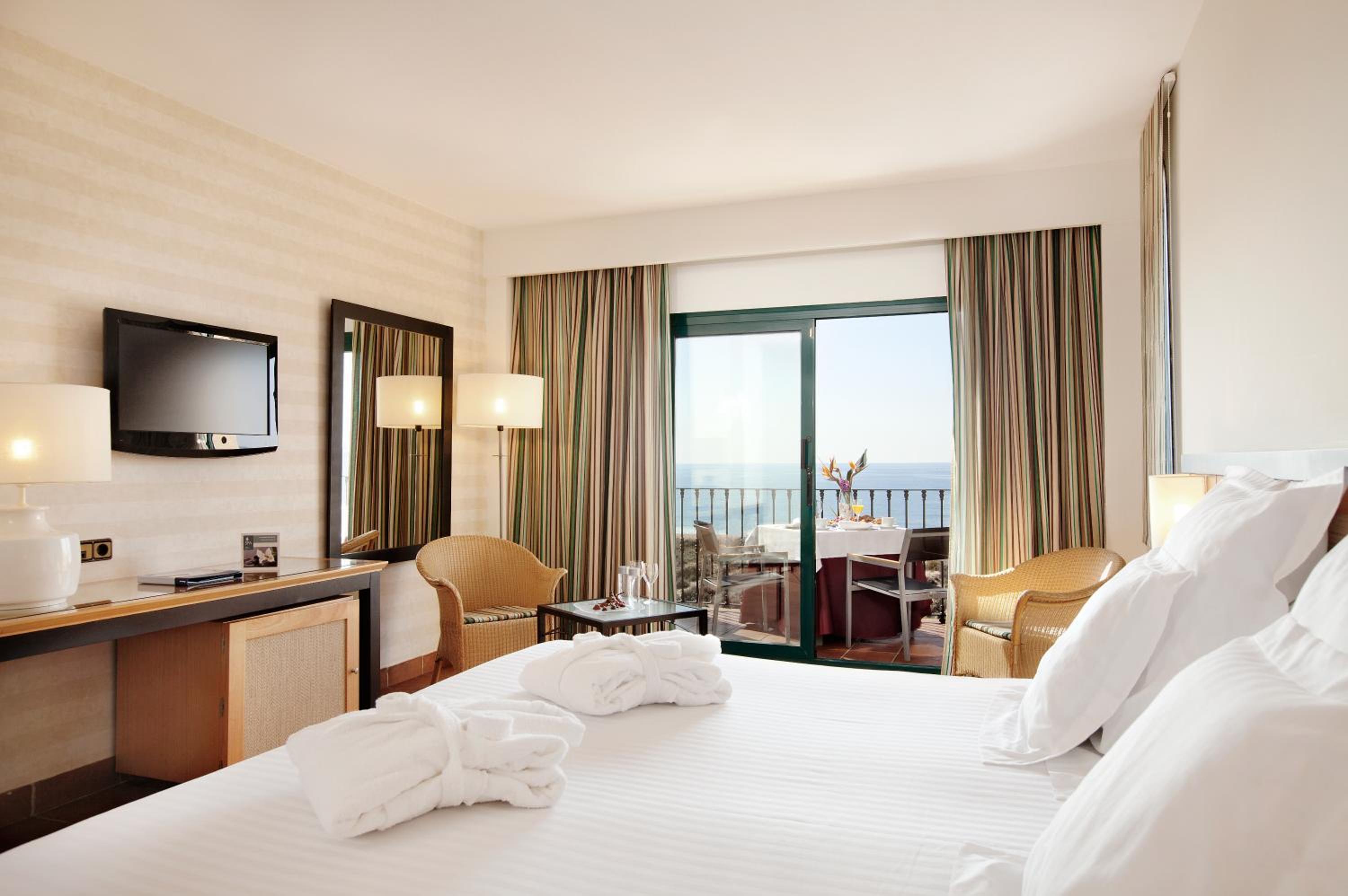 Superior Twin Room with Sea View (2 Adults + 1 Child) photo 3