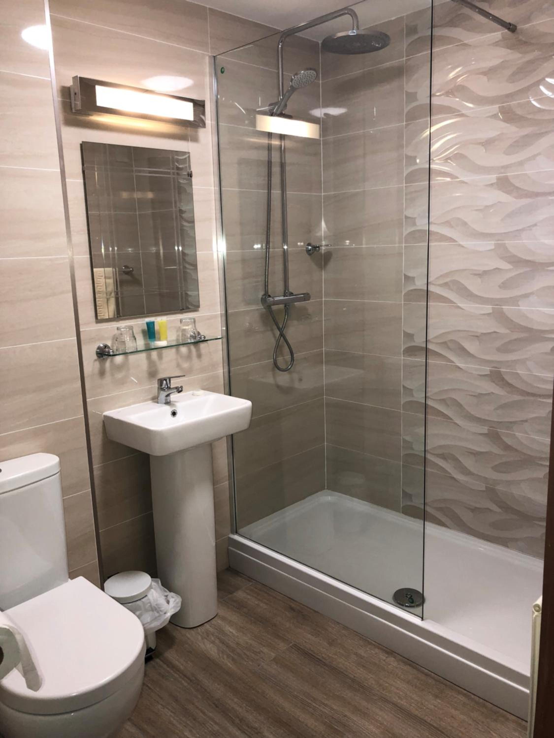 Double or Twin Room - Photo 3