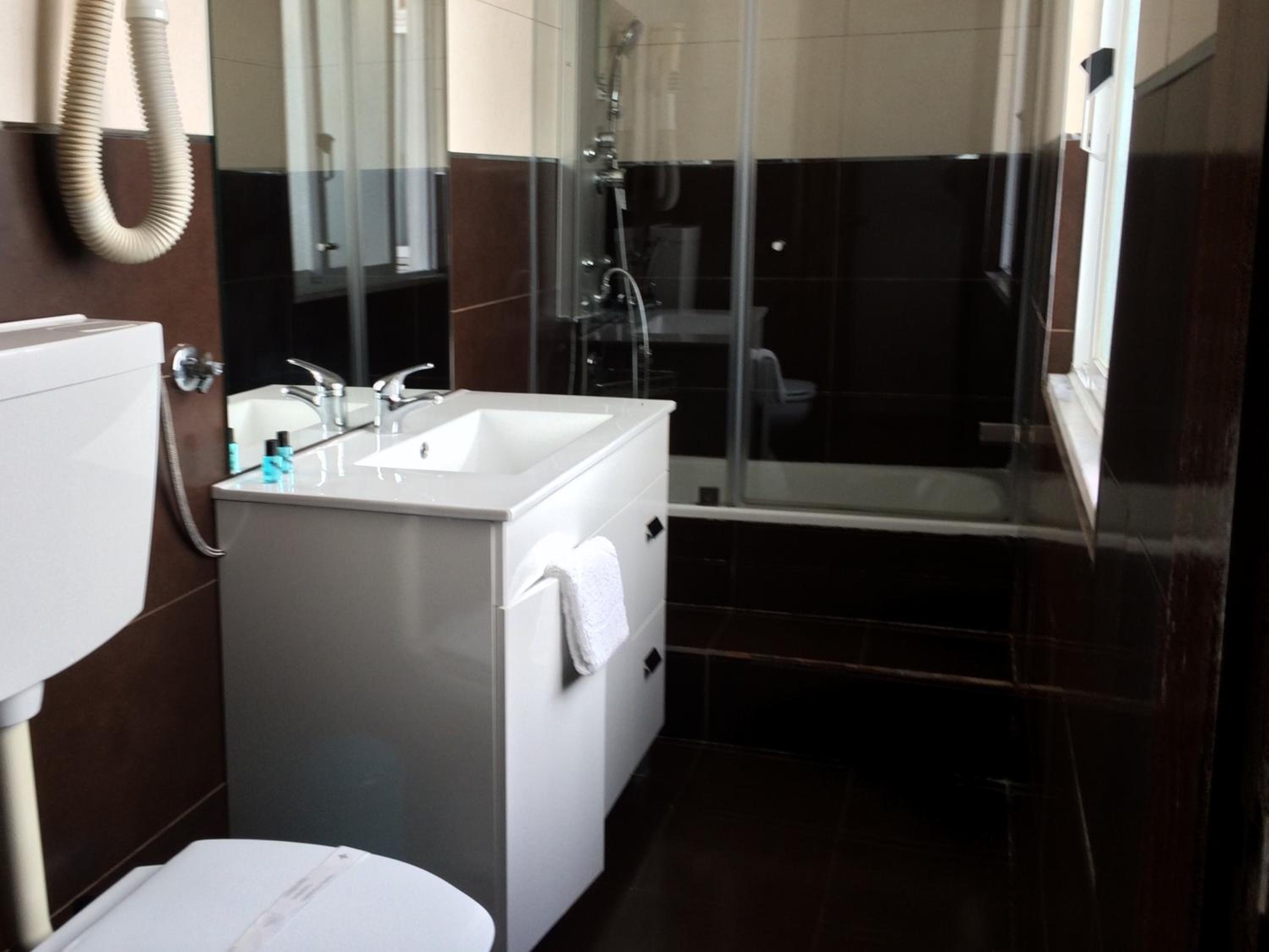 Standard Twin Room - Photo 3