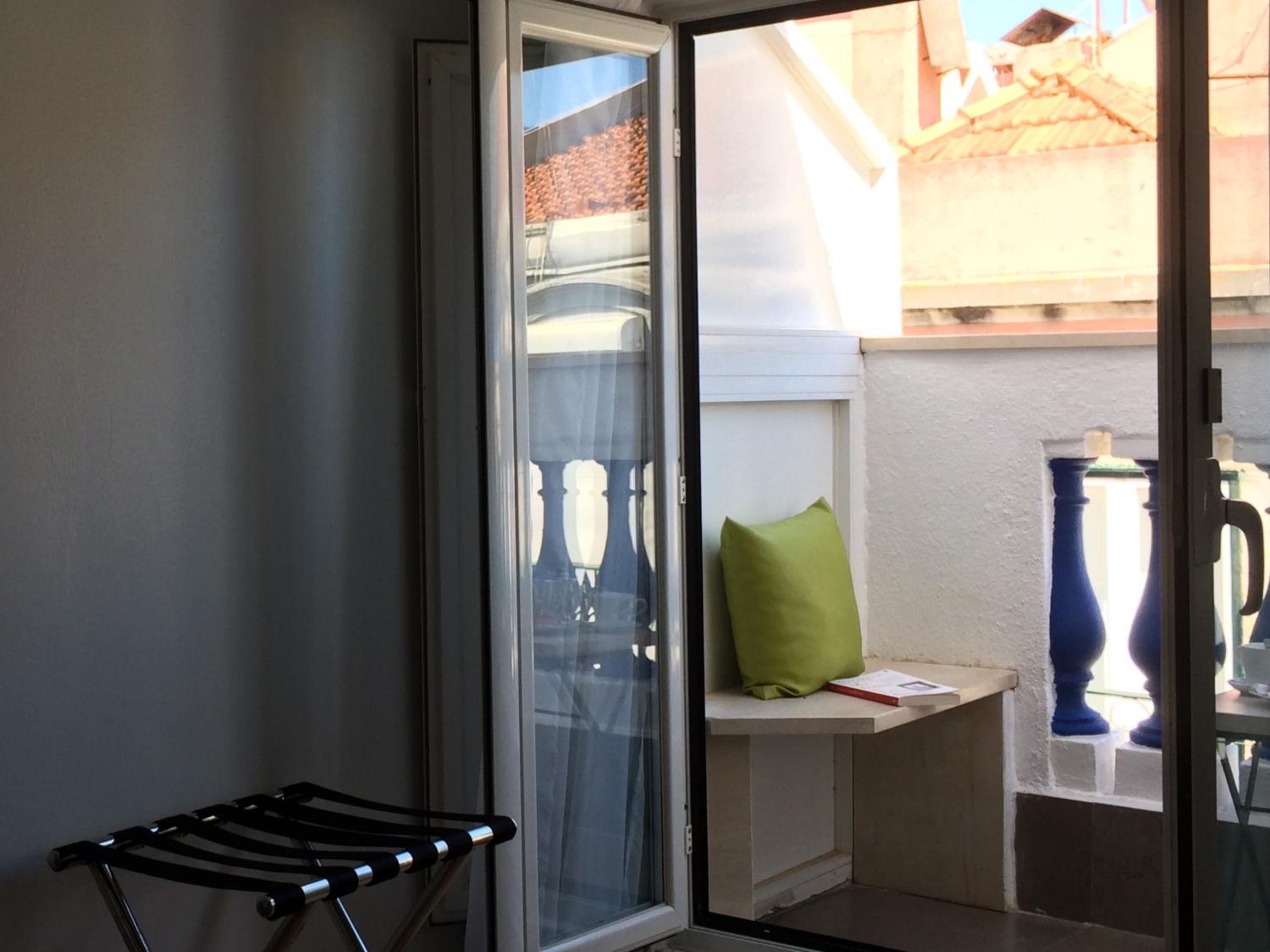 Double Room with Balcony - Photo 19