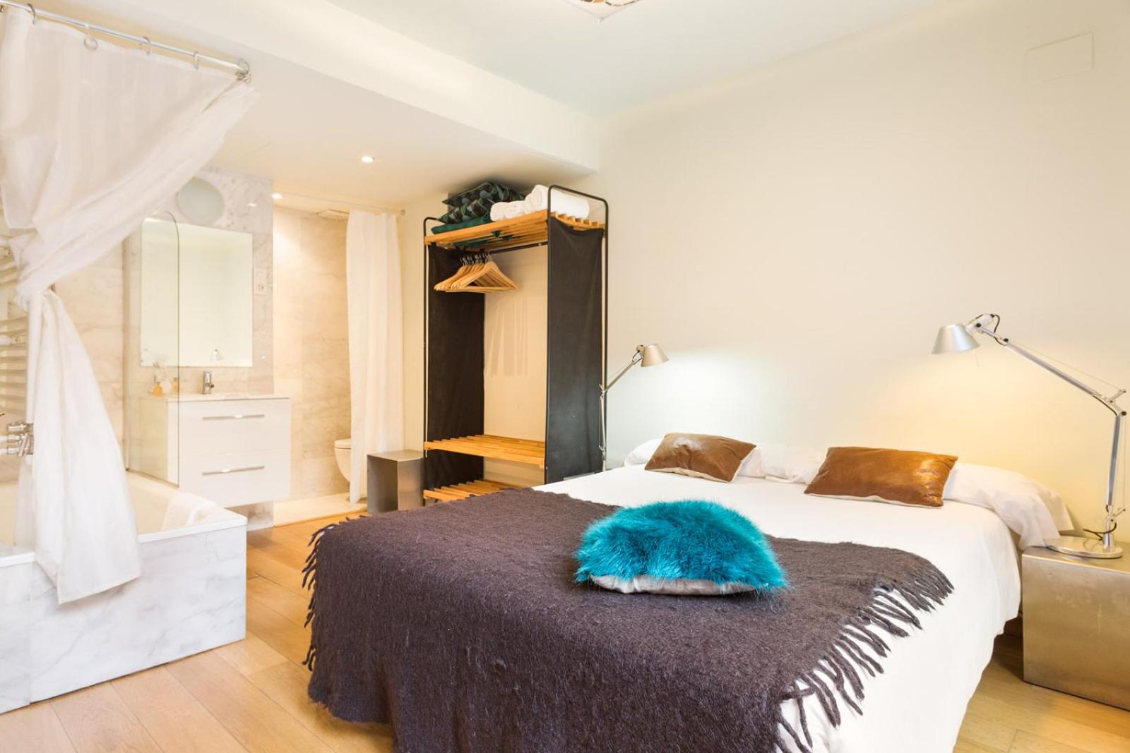 Apartamento de tres habitaciones con terraza.