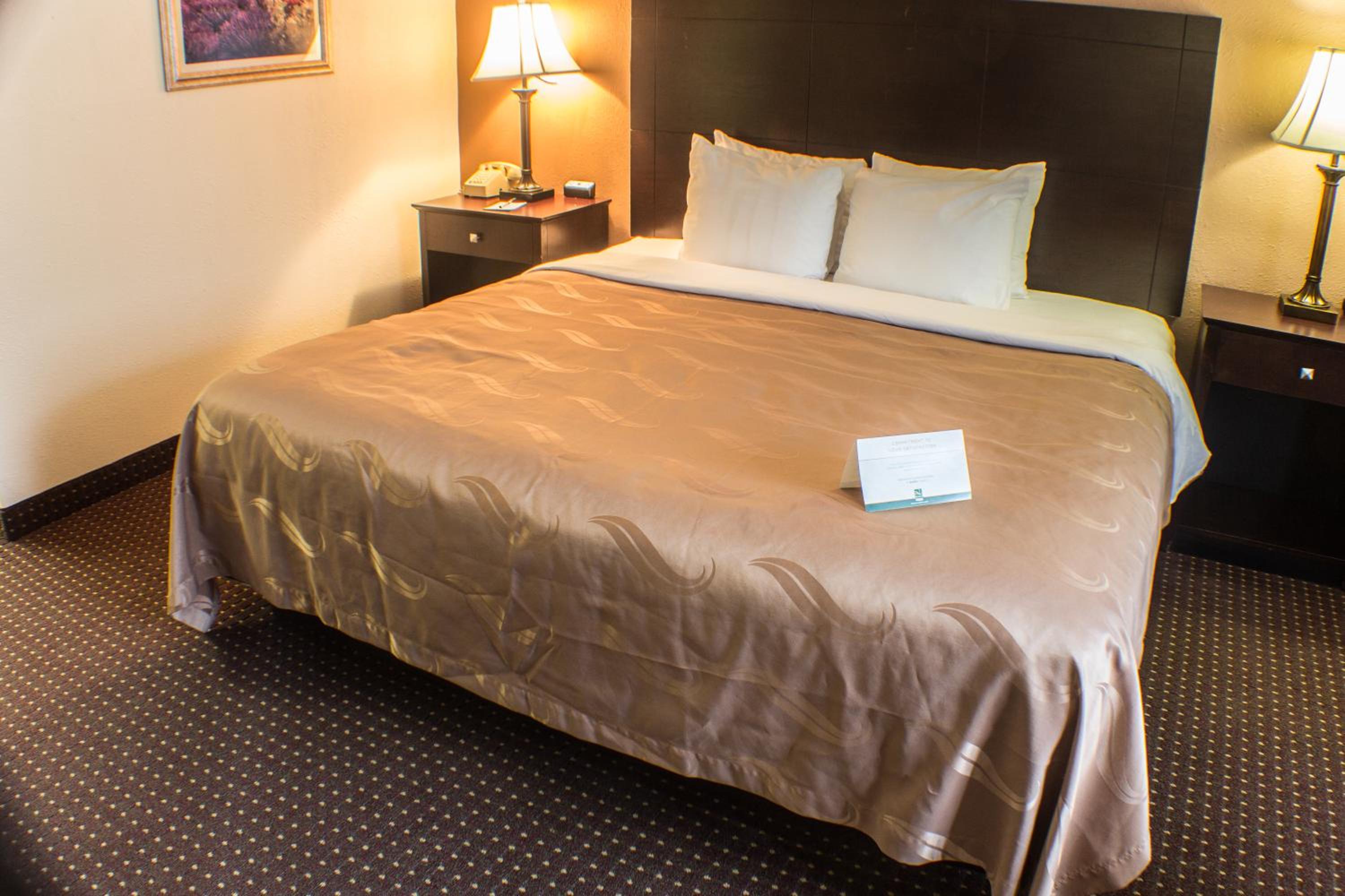 Standard King Room - Non-Smoking- Not Pet Friendly - Photo 1