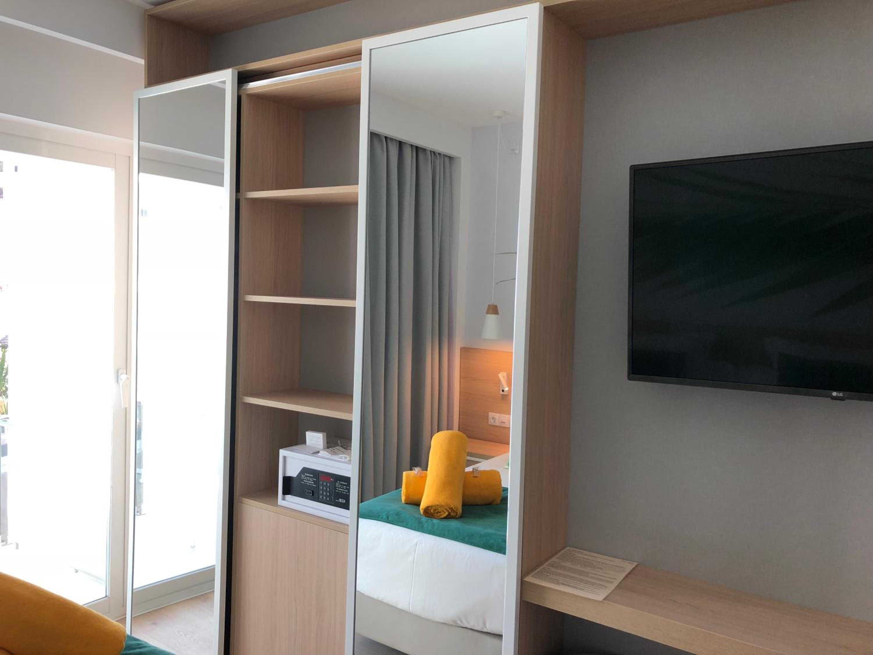 Superior Double or Twin Room with Pool View - Photo 5