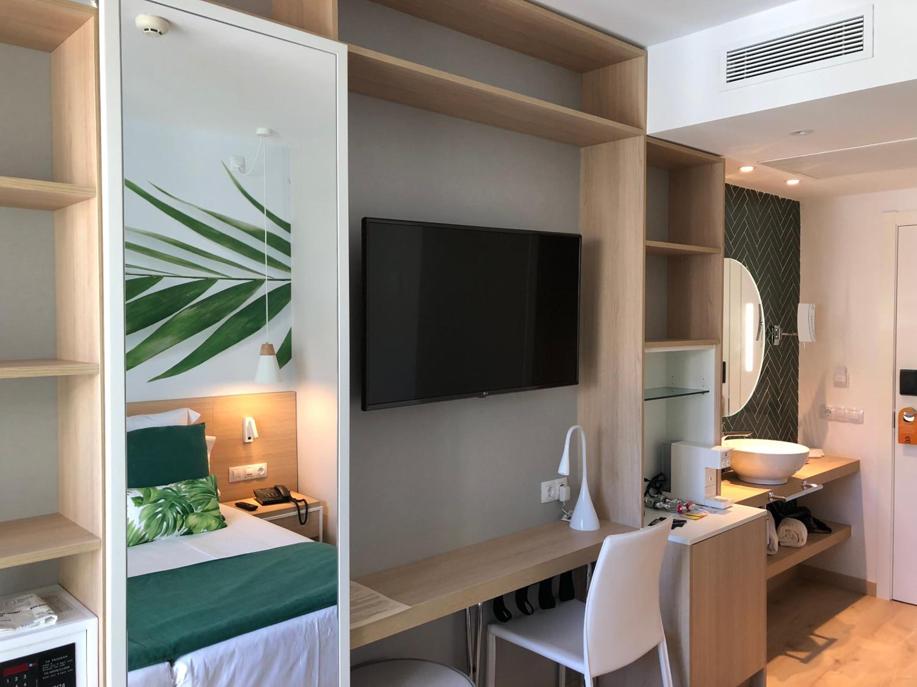 Superior Double or Twin Room with Pool View - Photo 2