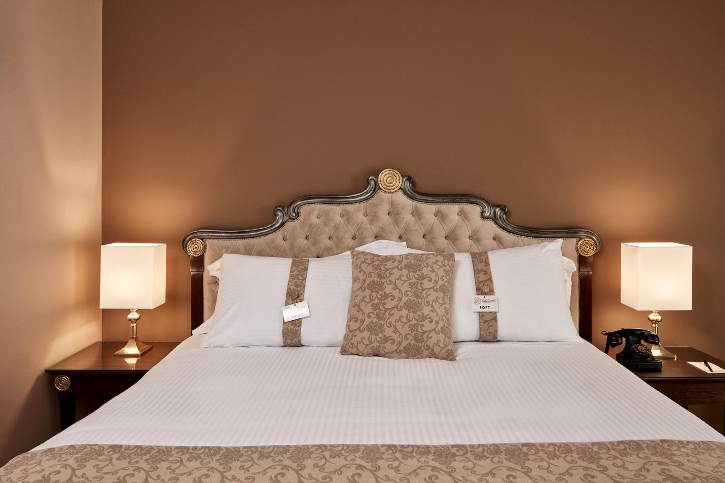 Chambre Exécutive – Vue Panoramique sur Piscine