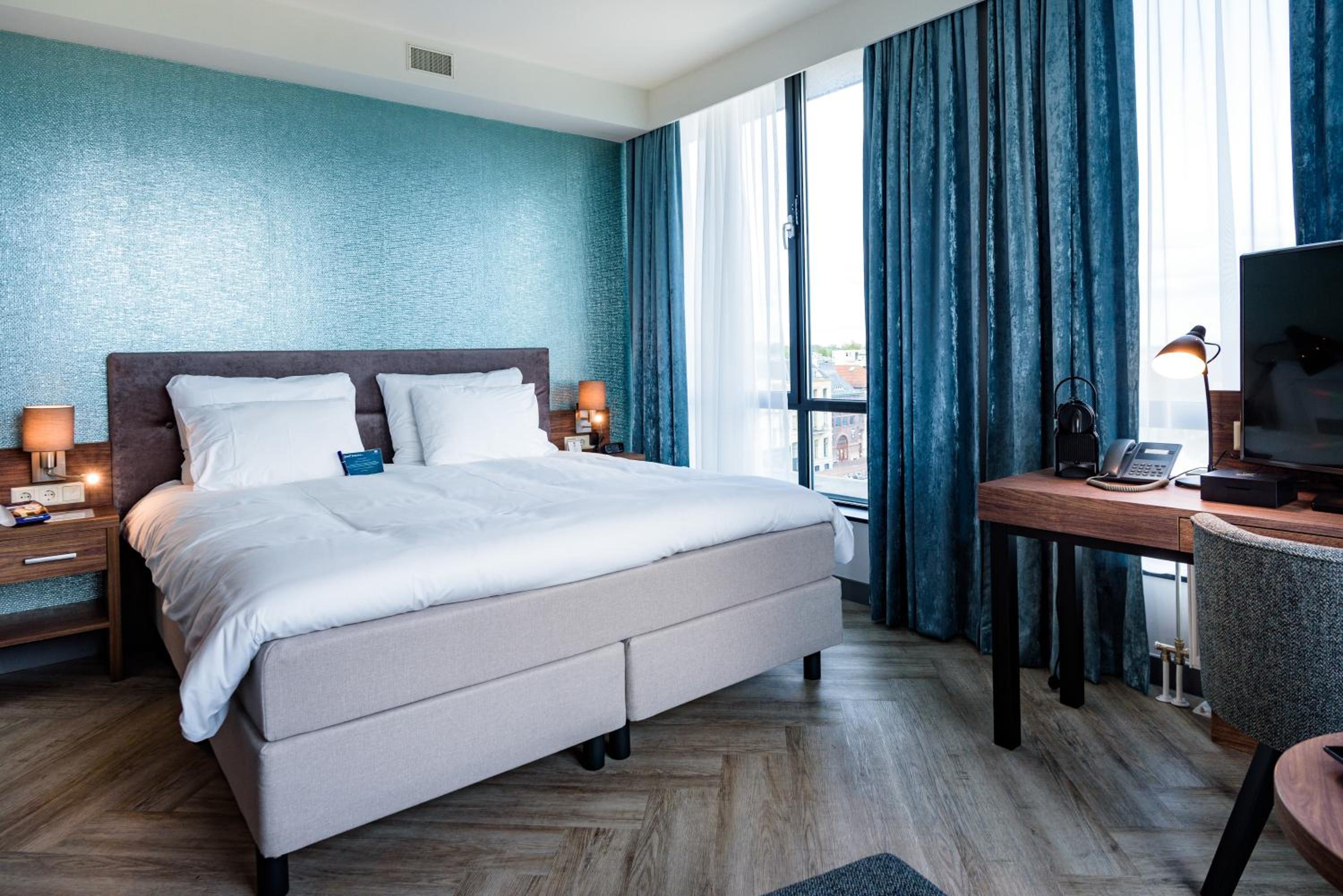 Velvet Wellness King Room with City Spa Access - Photo 6
