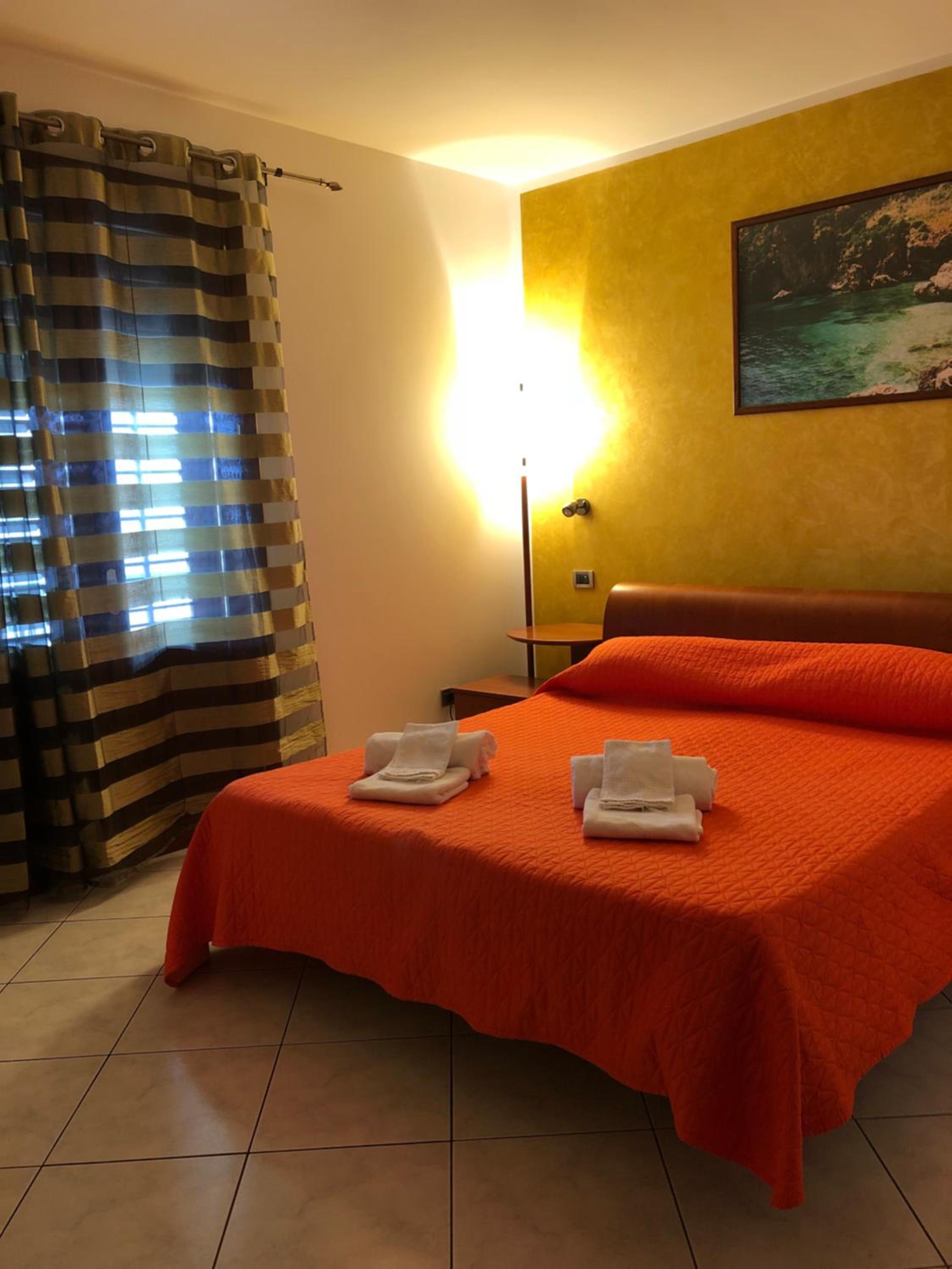 Deluxe Double Room with Bath - Photo 4