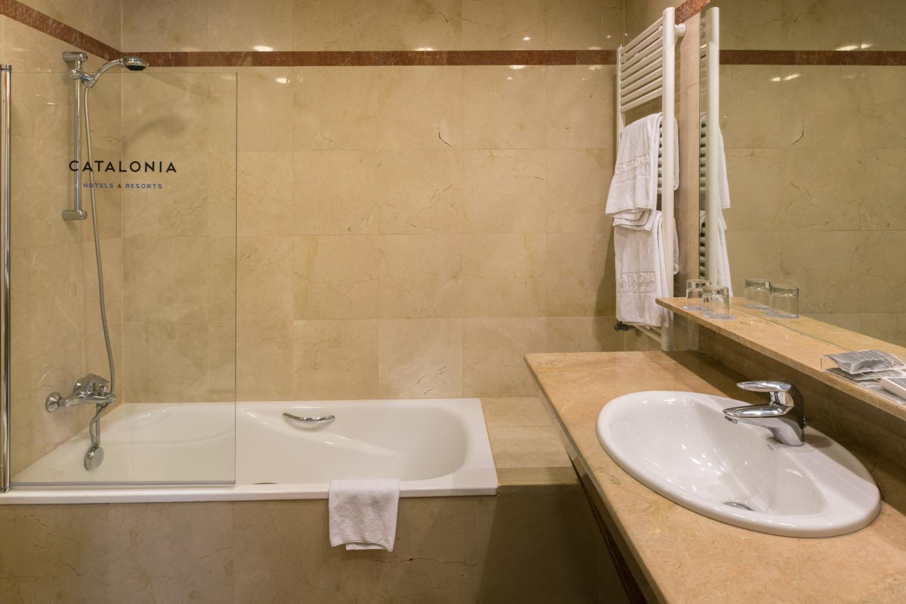 Double or Twin Room - Photo 6