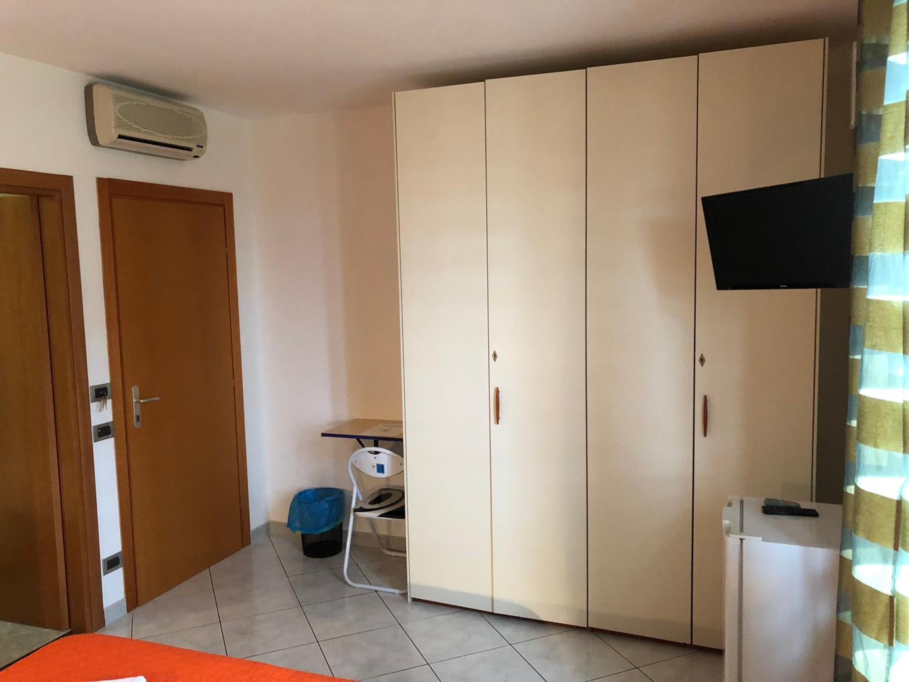 Deluxe Double Room with Bath - Photo 3