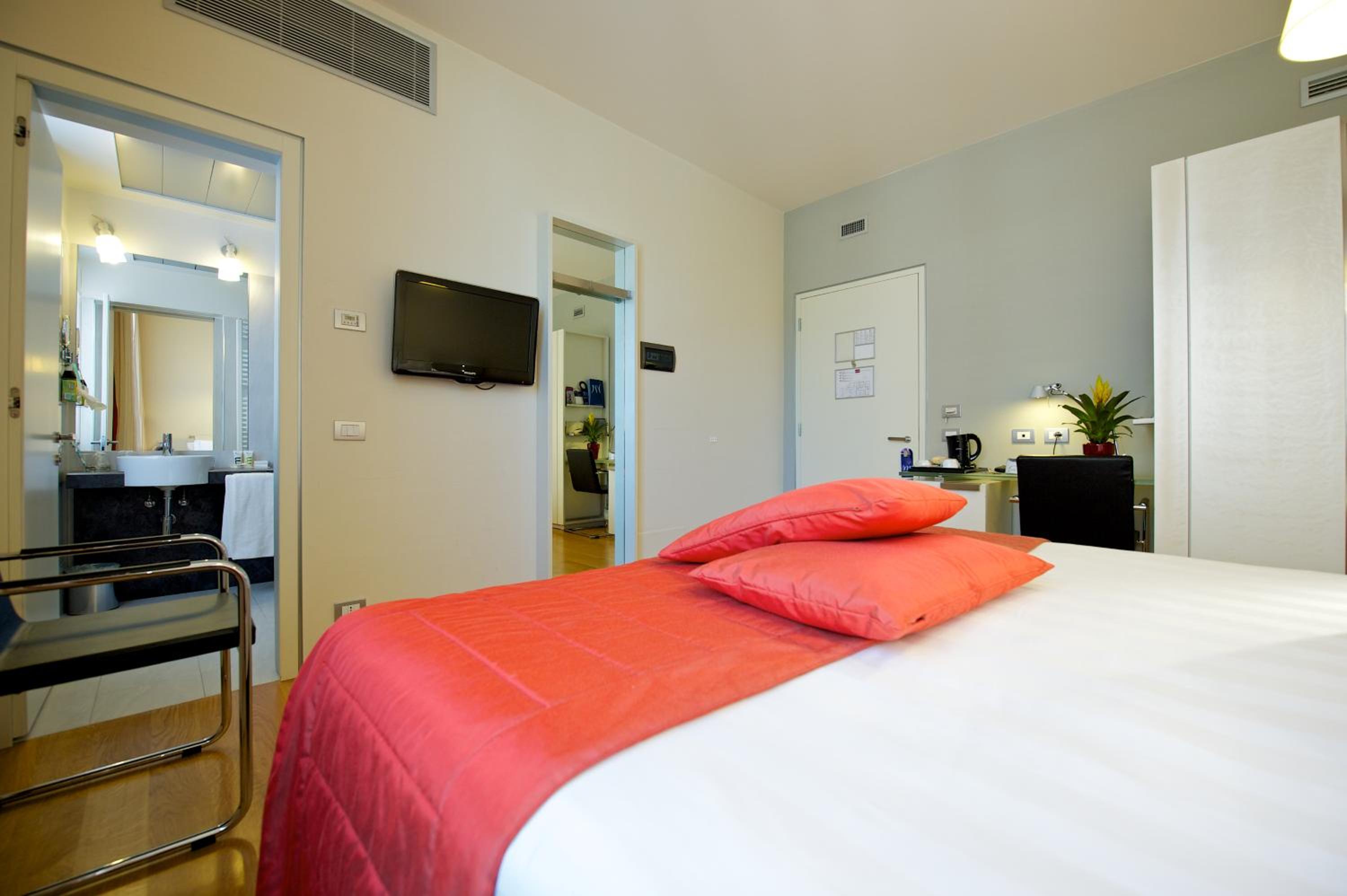 Classic Double Room with King Bed thumbnail 5