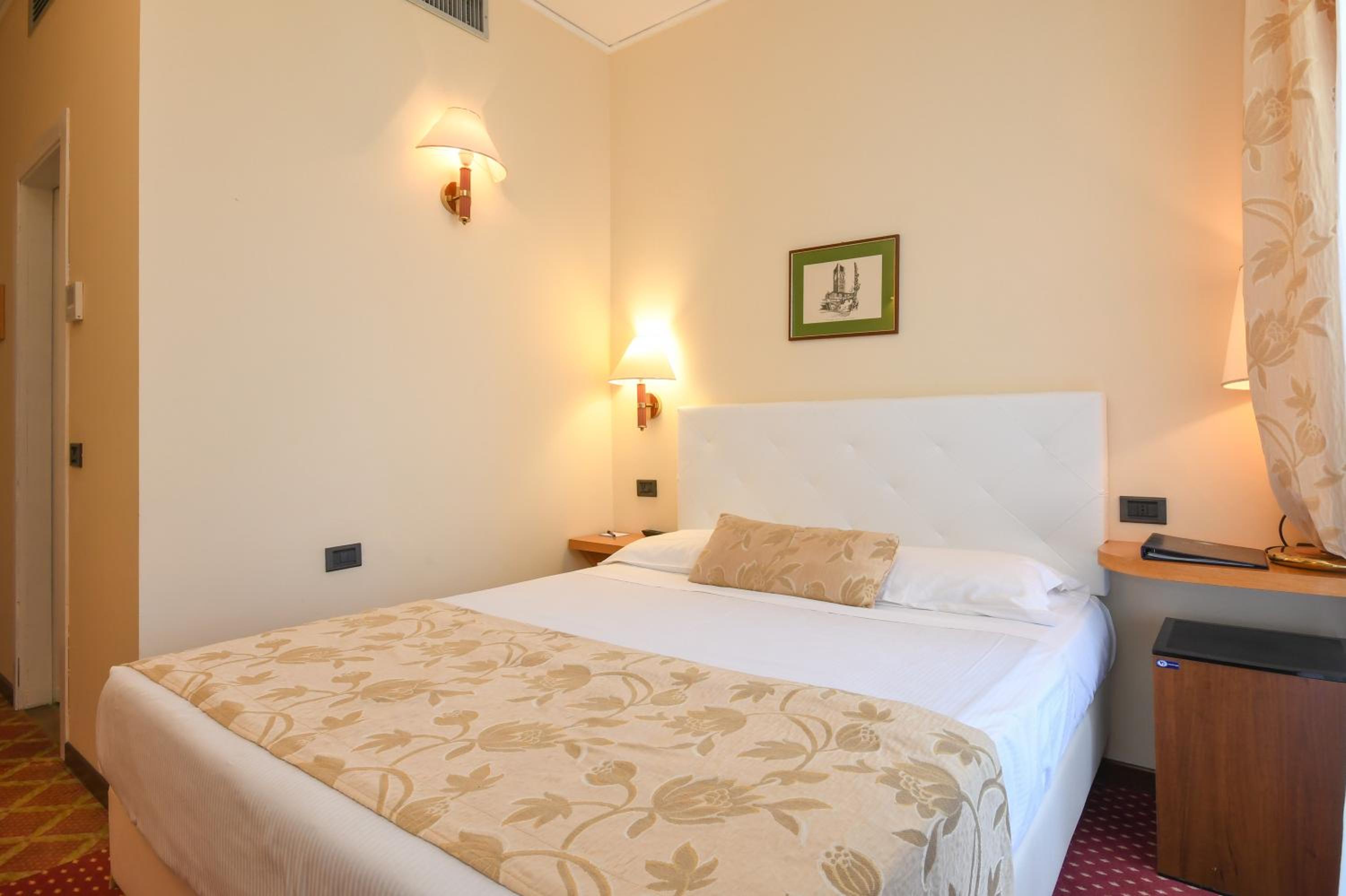 Budget Double Room - Photo 2