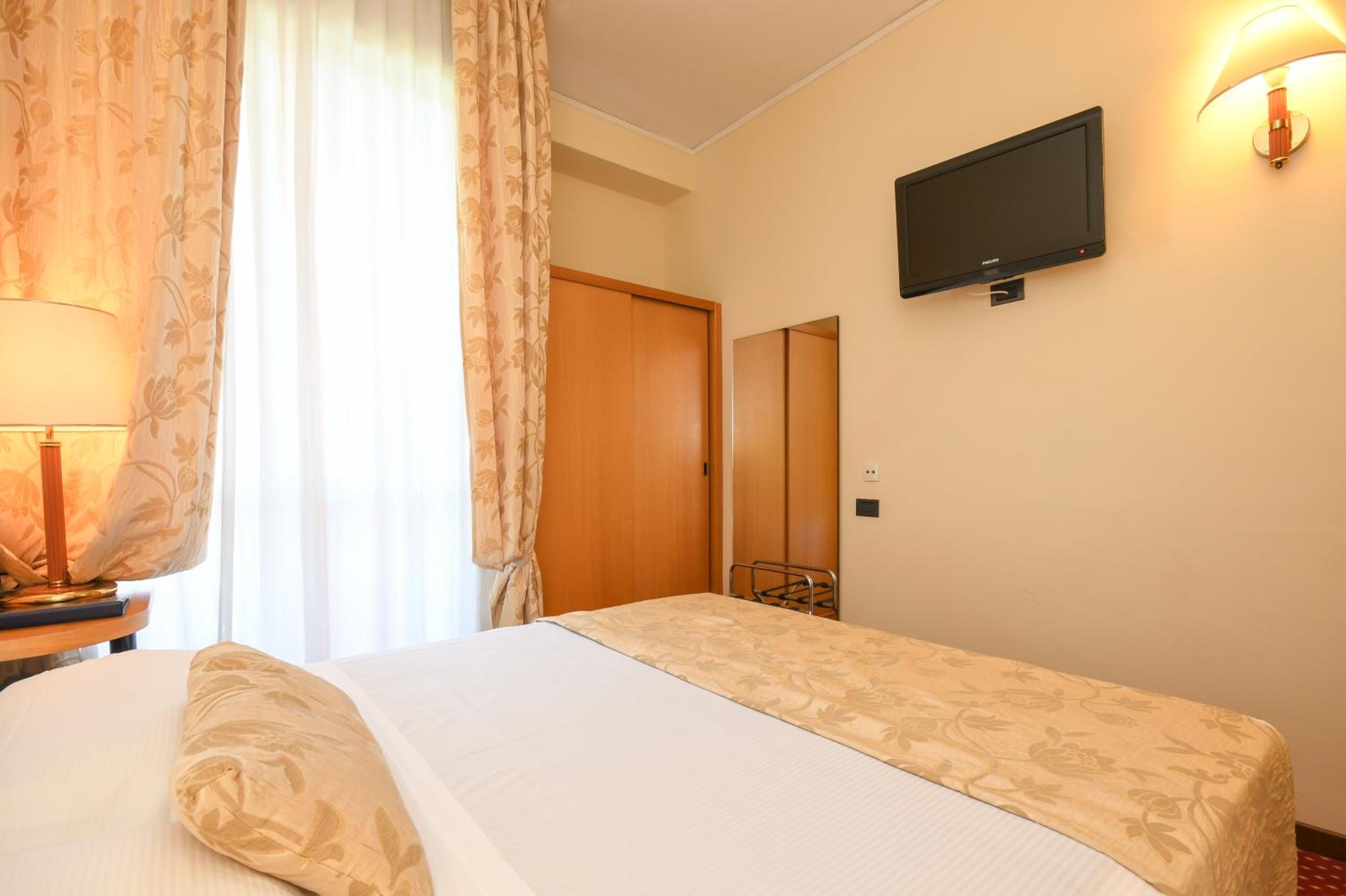 Budget Double Room - Photo 3