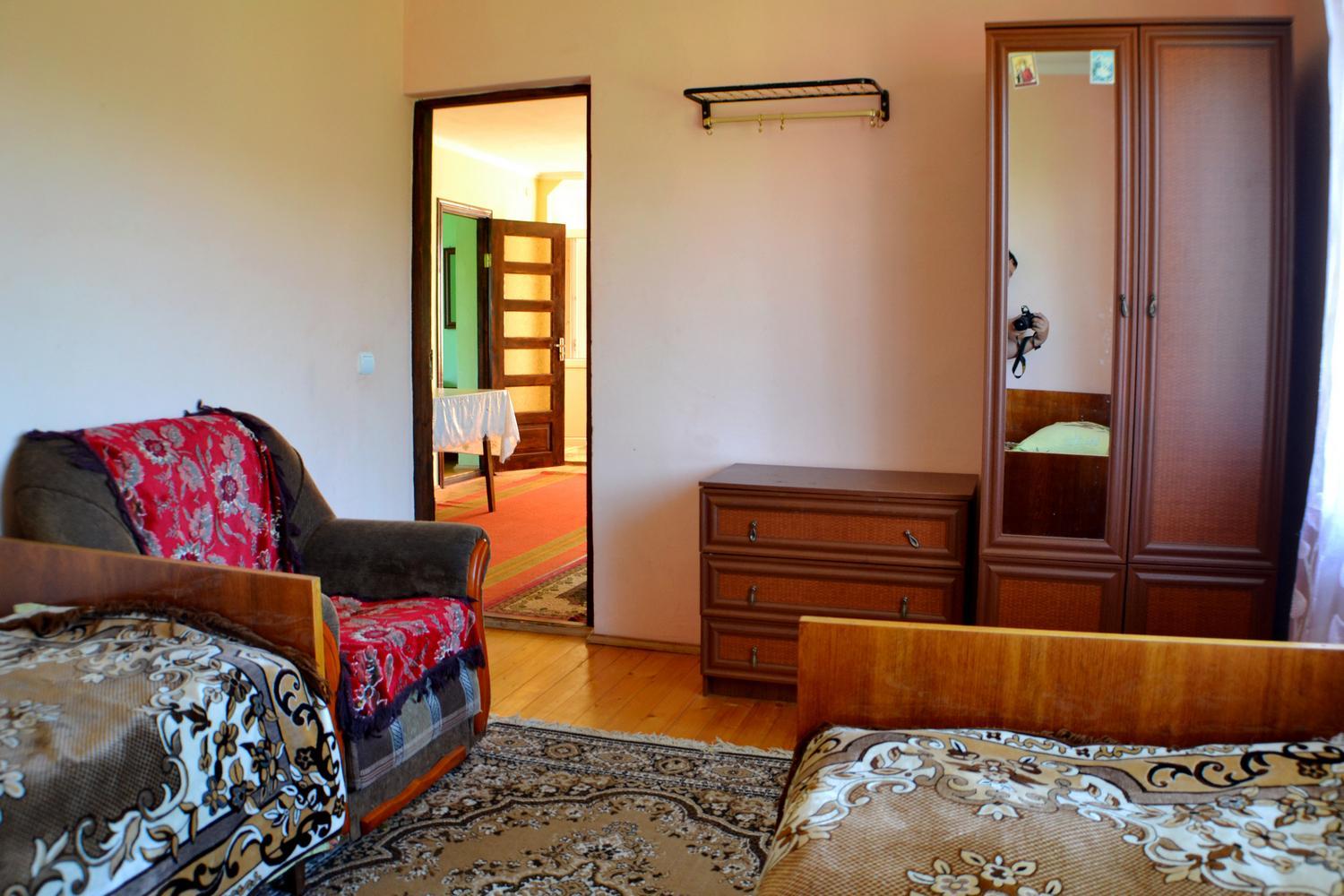 Five-Bedroom House photo 1