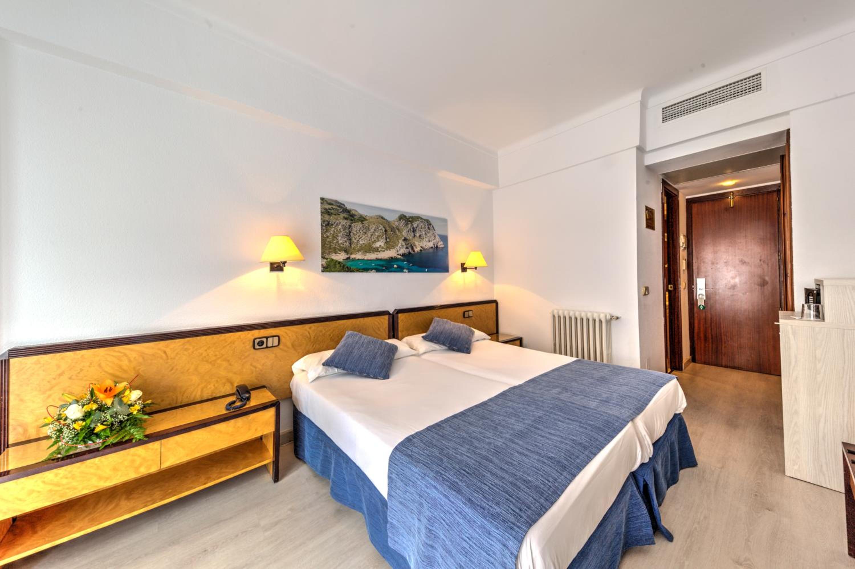 Double Room with Side Sea View - Photo 9