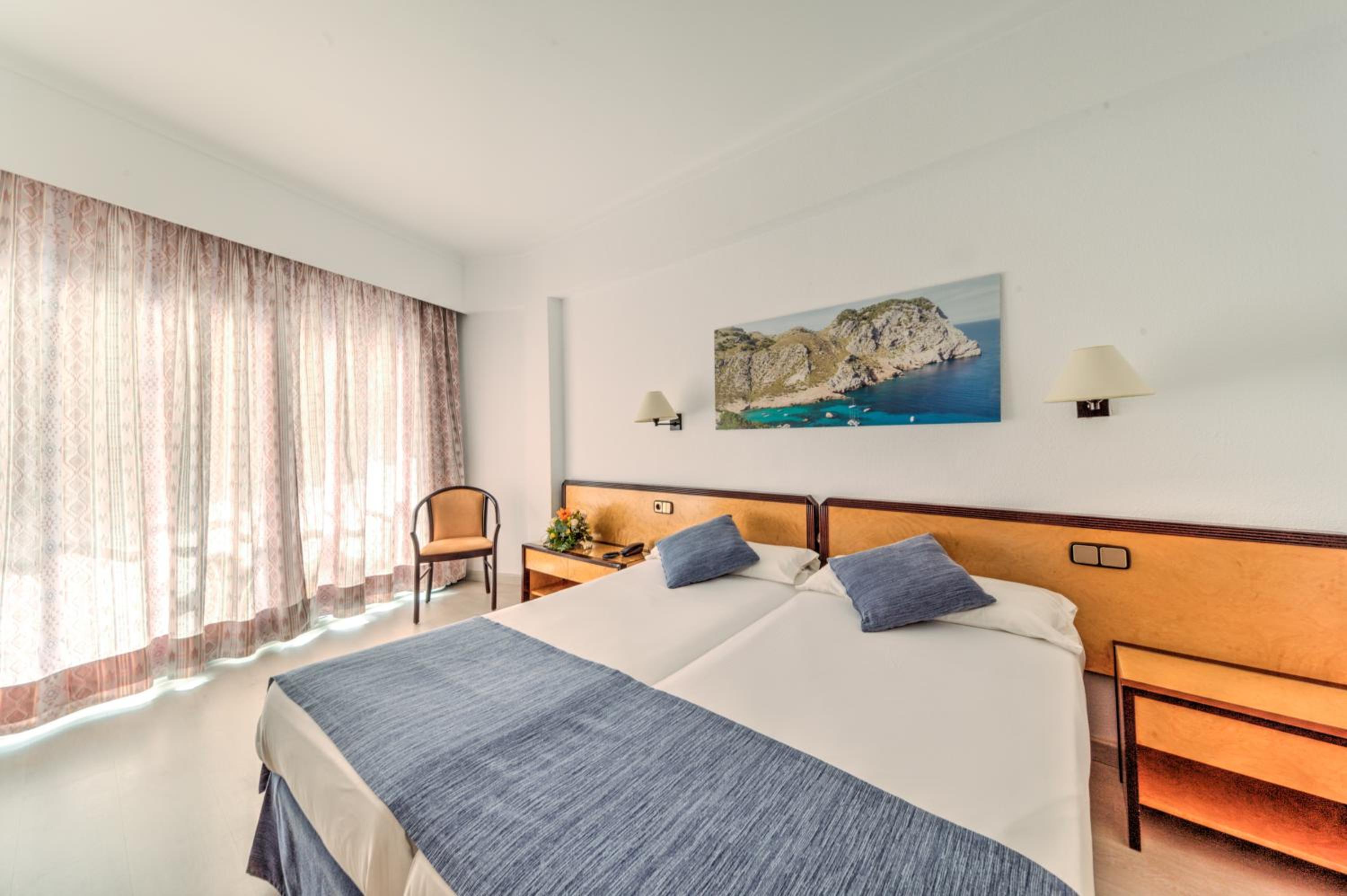 Double Room with Side Sea View - Photo 1