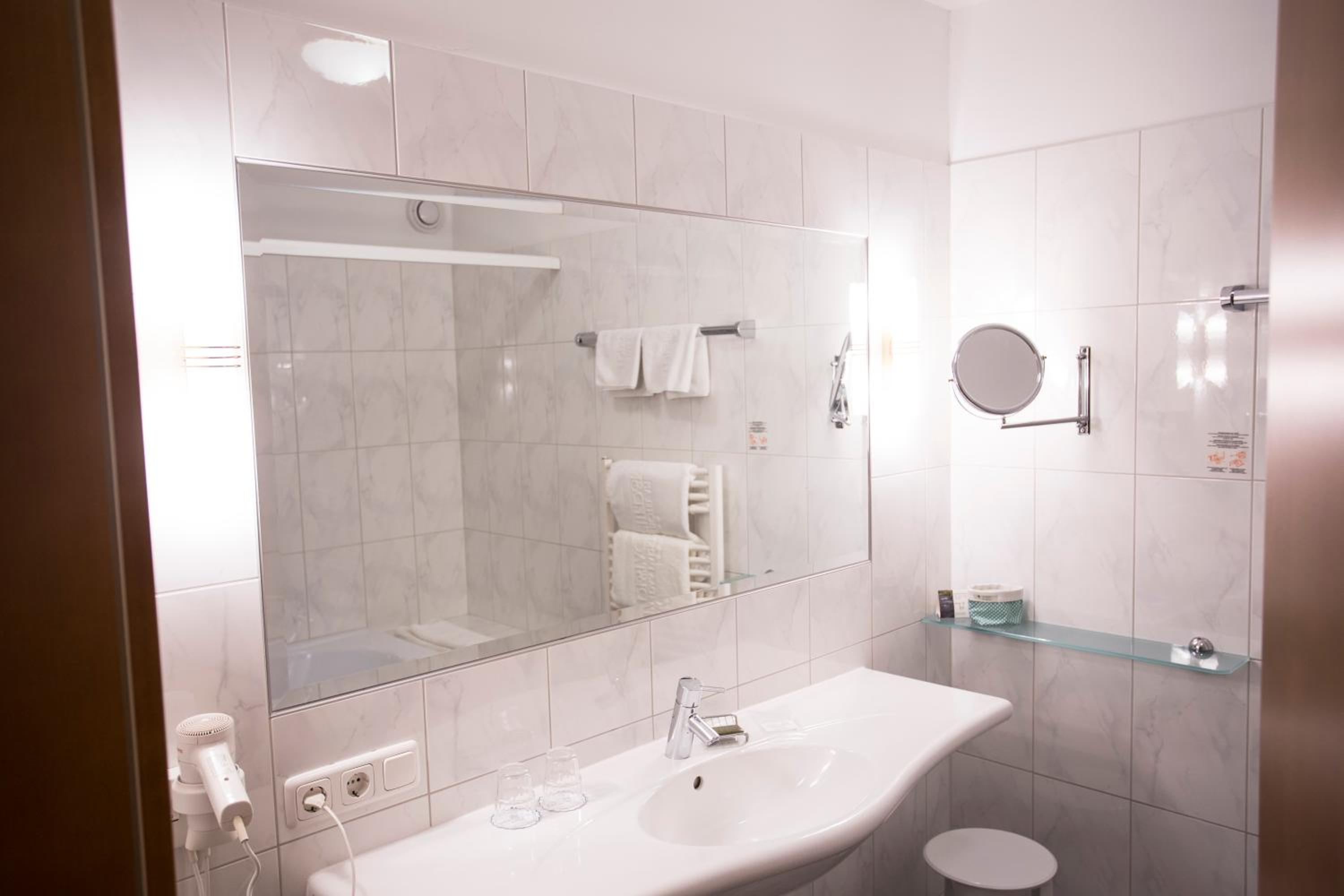 Superior Double Room with Lake View - Photo 5