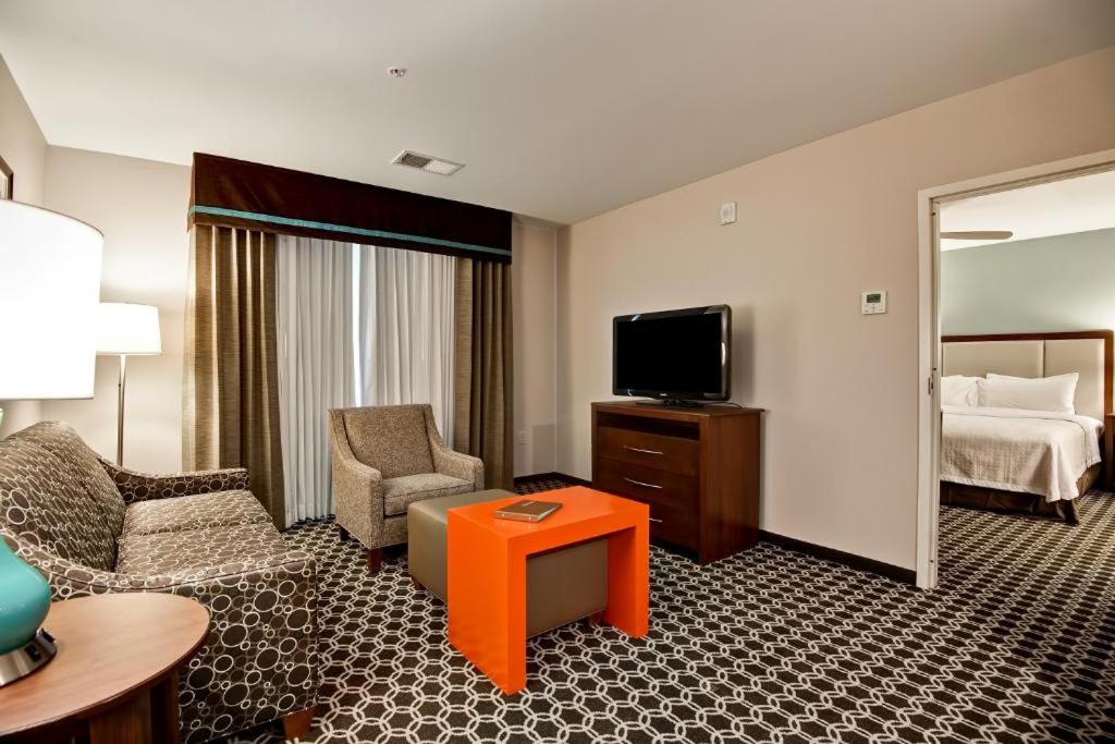 One-Bedroom Deluxe King Suite - Non-Smoking