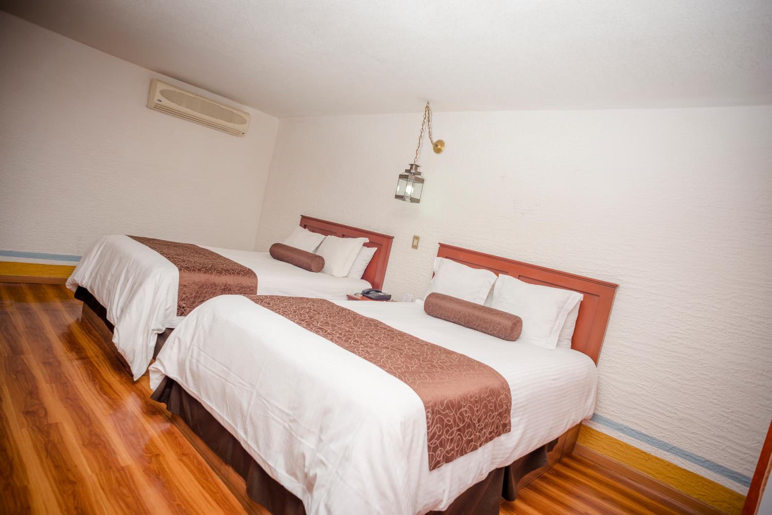 Executive Double Room with Two Double Beds - Non-Smoking - Photo 4