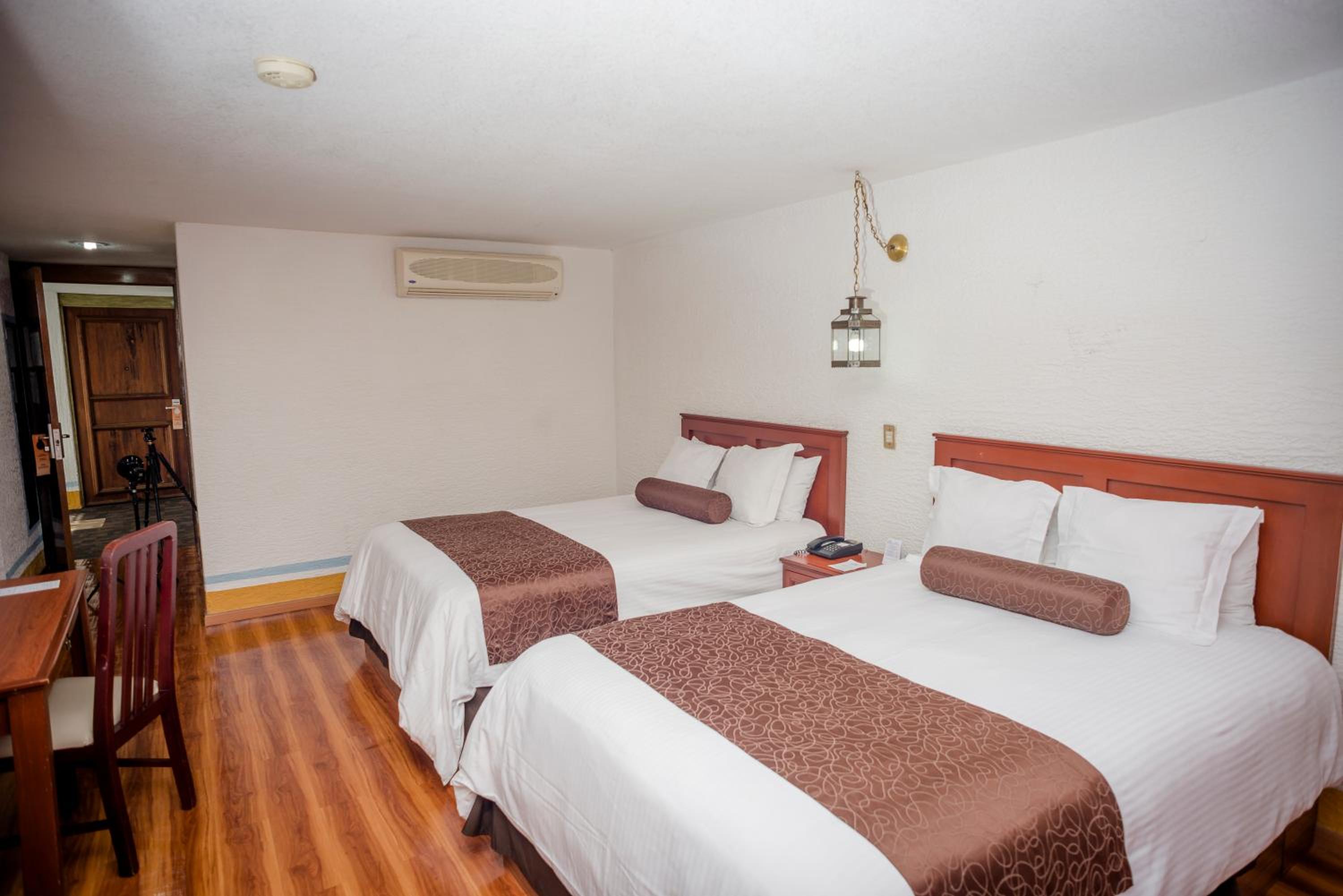 Executive Double Room with Two Double Beds - Non-Smoking - Photo 3