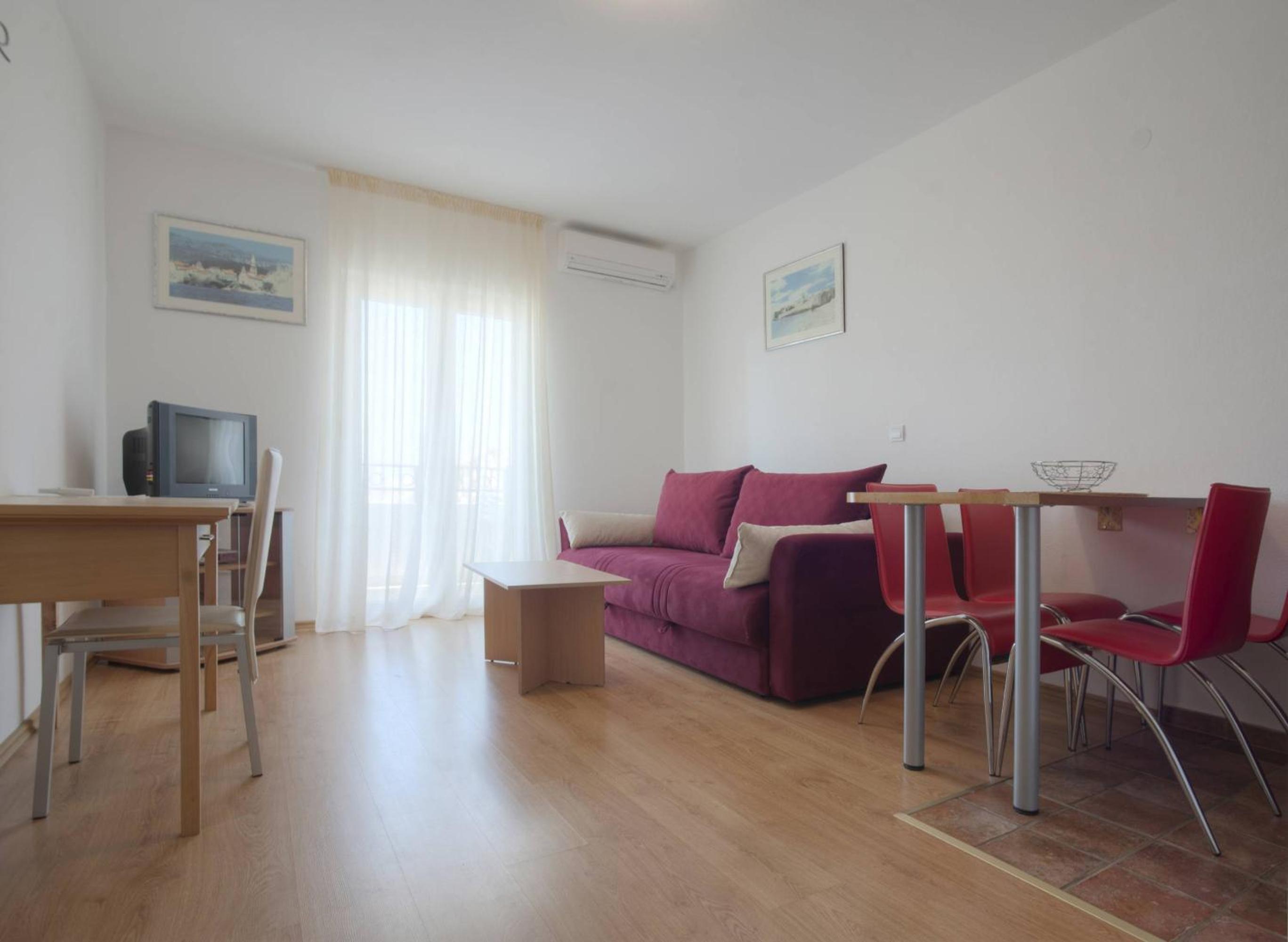 One-Bedroom Apartment - Photo 7