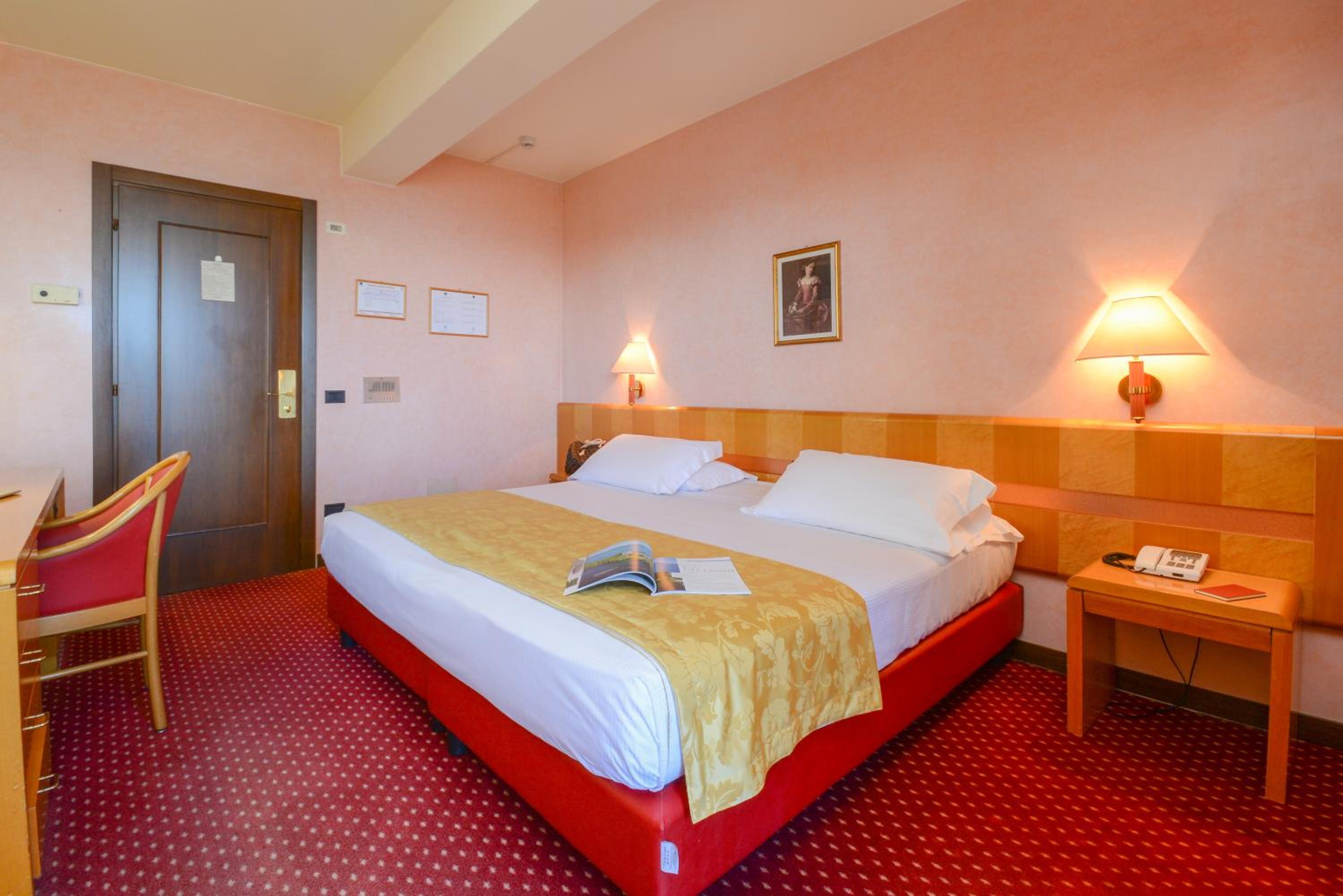 Standard Double Room - Photo 12