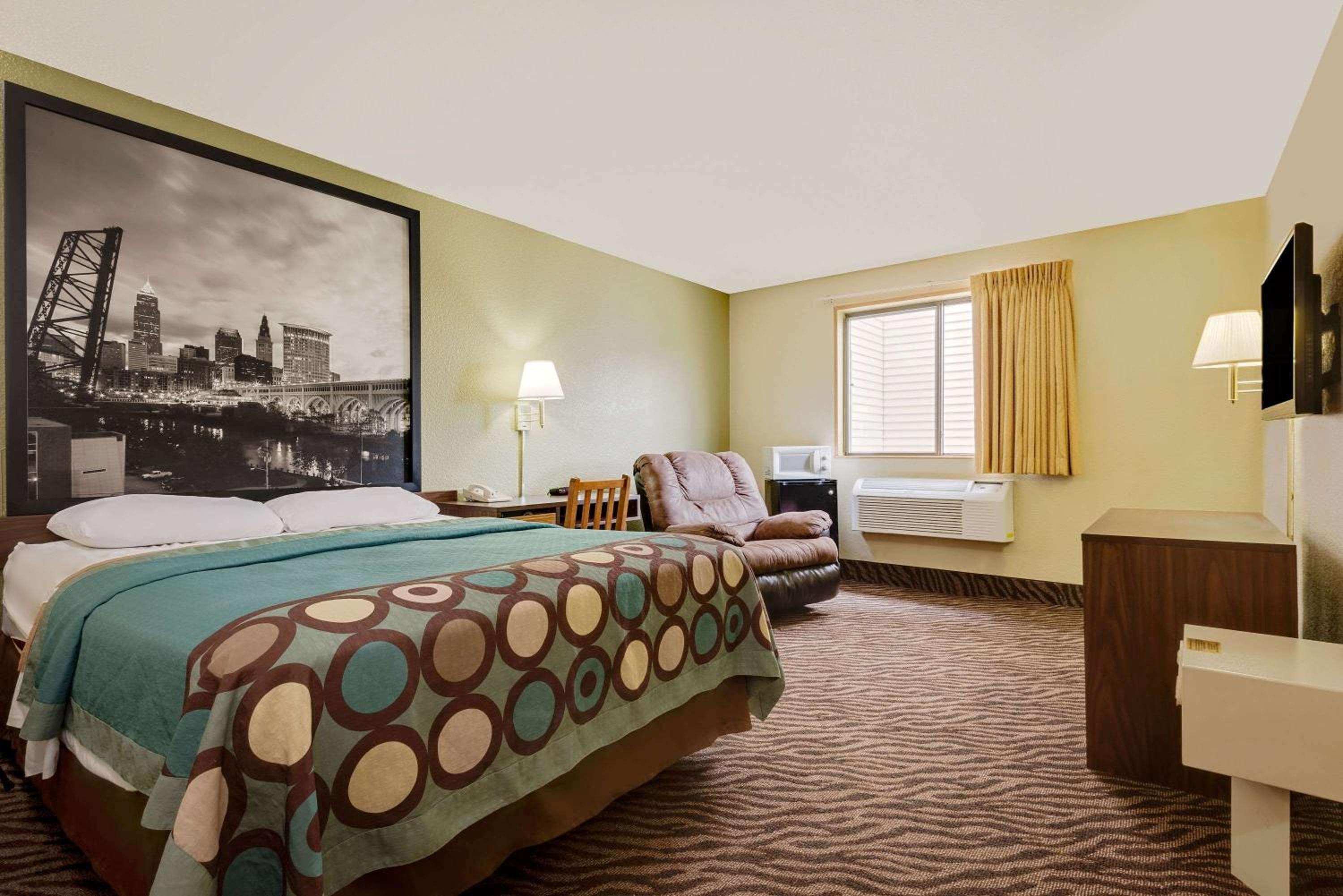 Queen Room - Non-Smoking - Photo 5