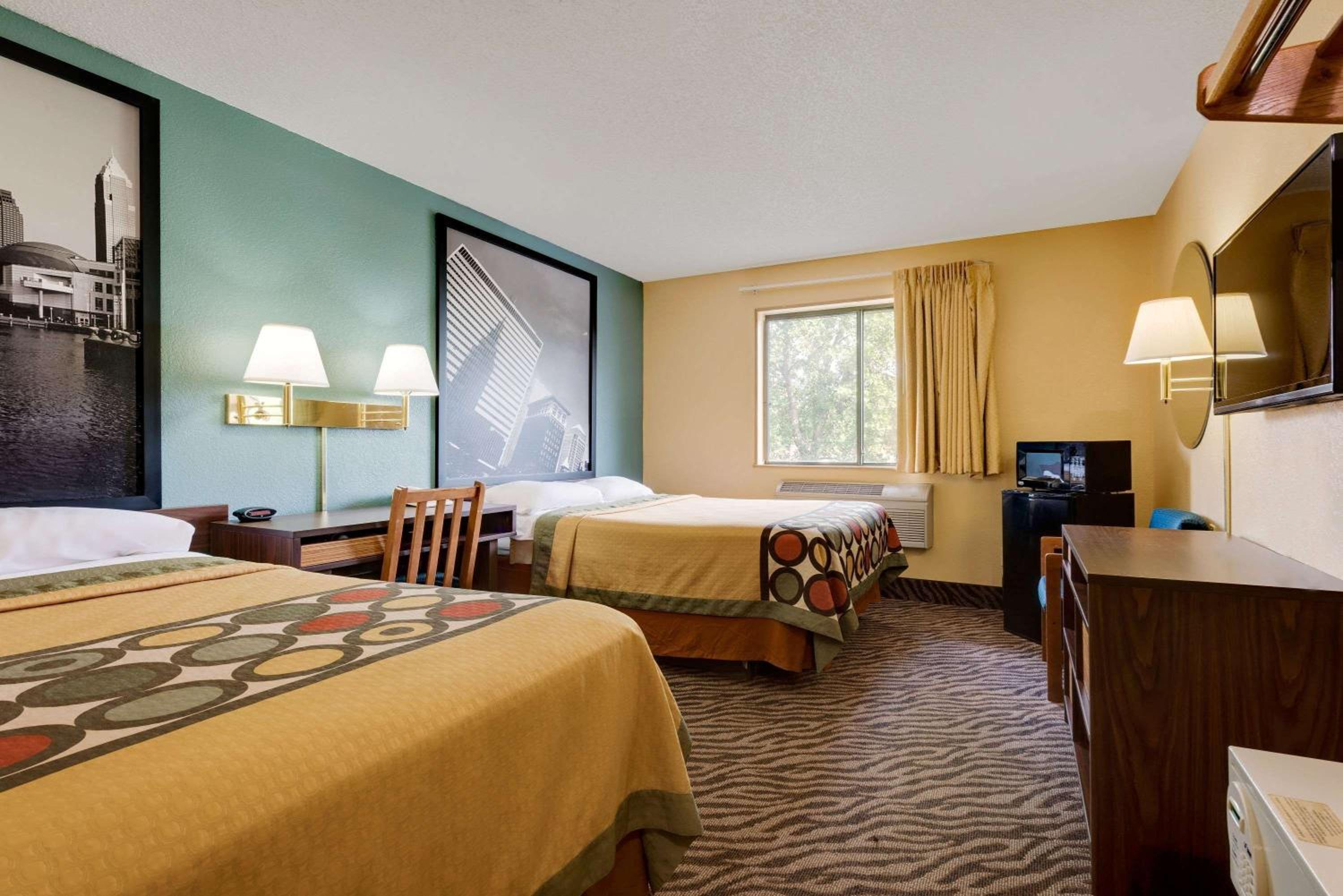 Double Room with Two Double Beds - Smoking - Photo 3
