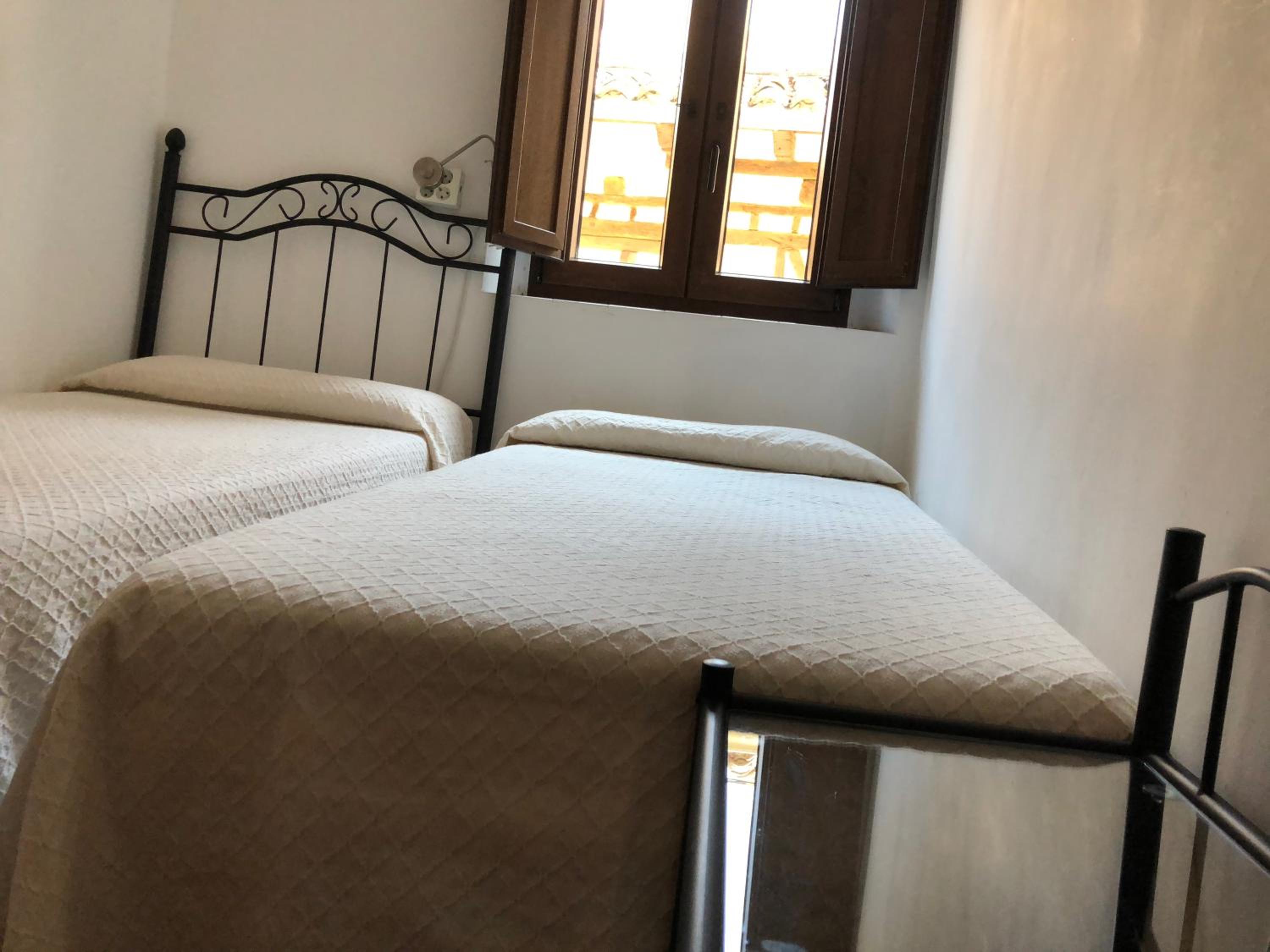 Twin Room with Shared Bathroom photo 2