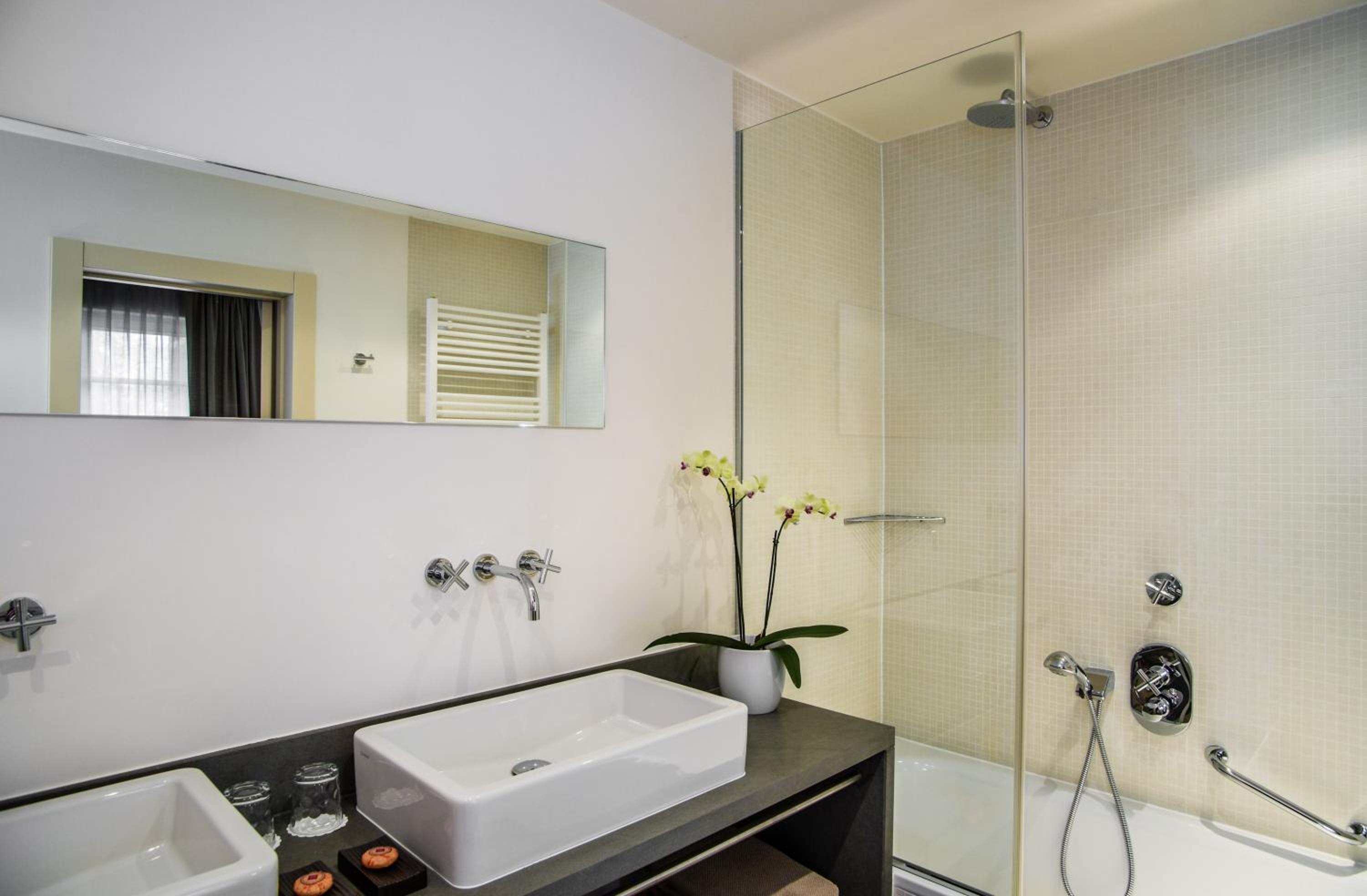 Executive Suite - Photo 2