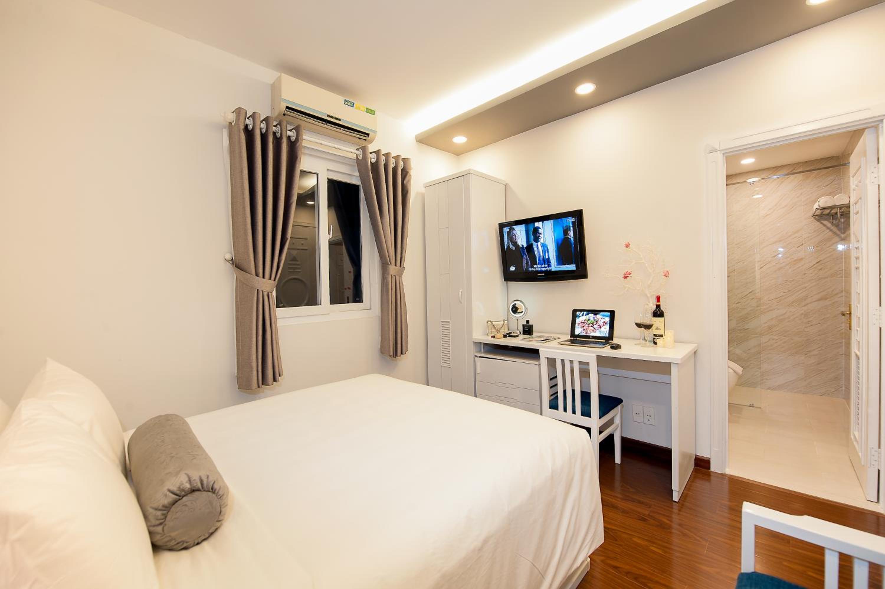 Deluxe Room with Window photo 3