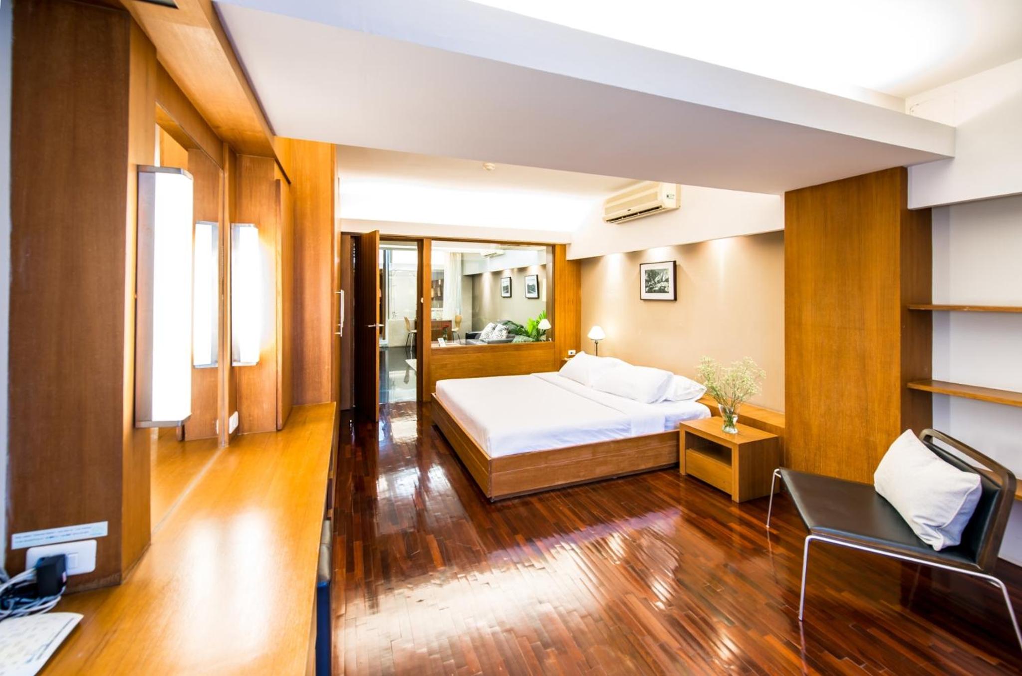 One-Bedroom Suite with Balcony - Photo 4
