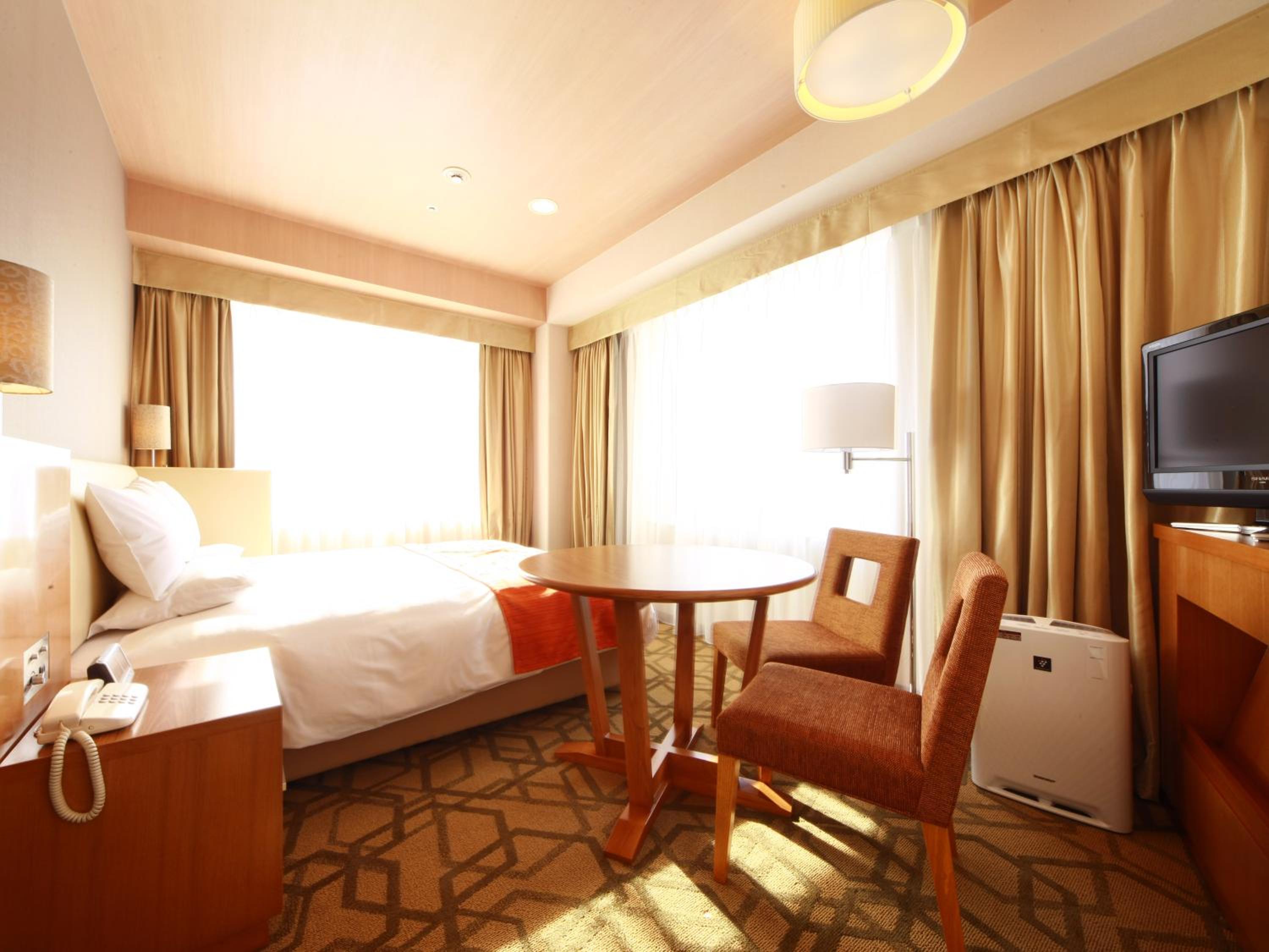 Deluxe Corner Double Room - Non-Smoking - Main Tower photo 3