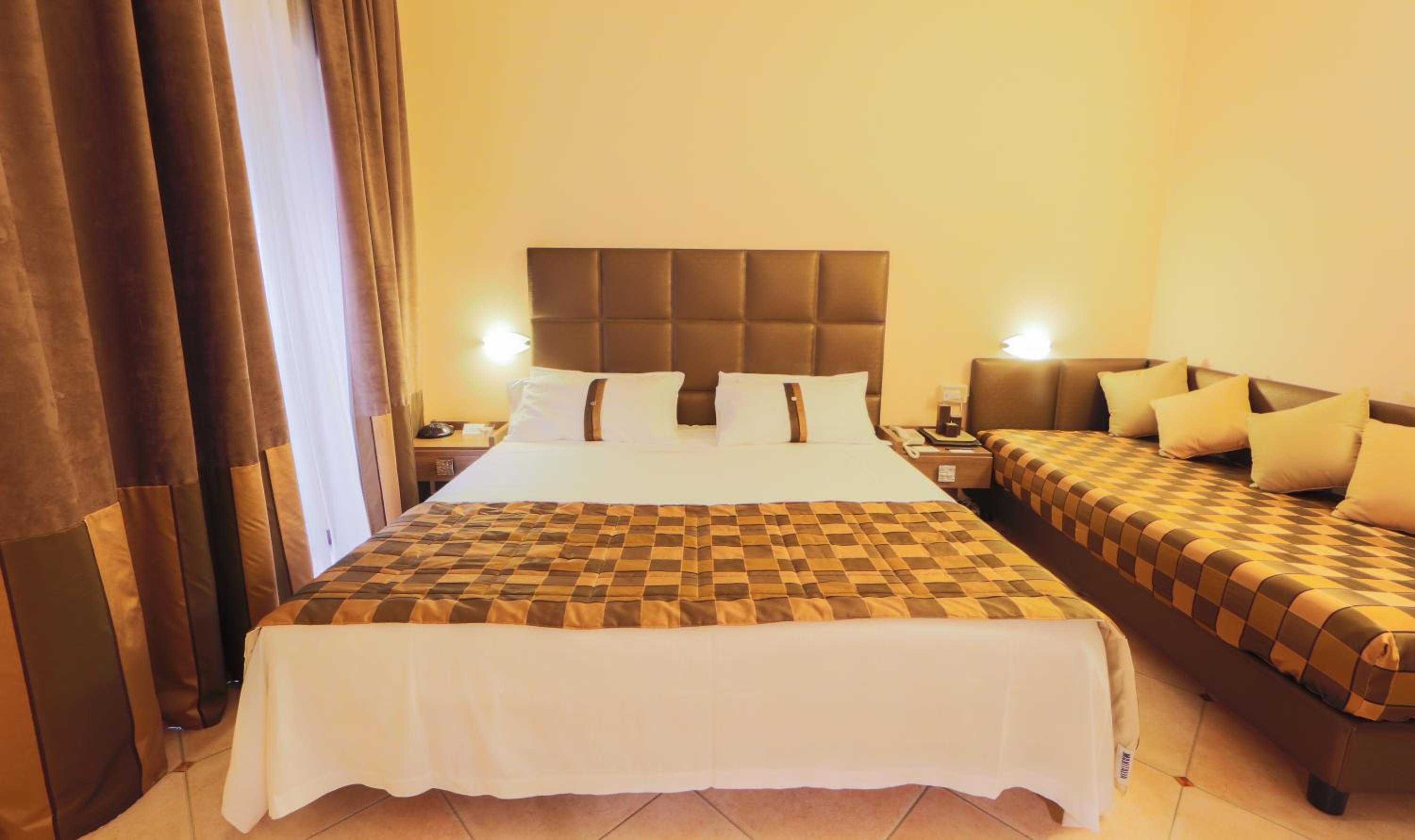 Classic Room with King and Single Bed photo 1