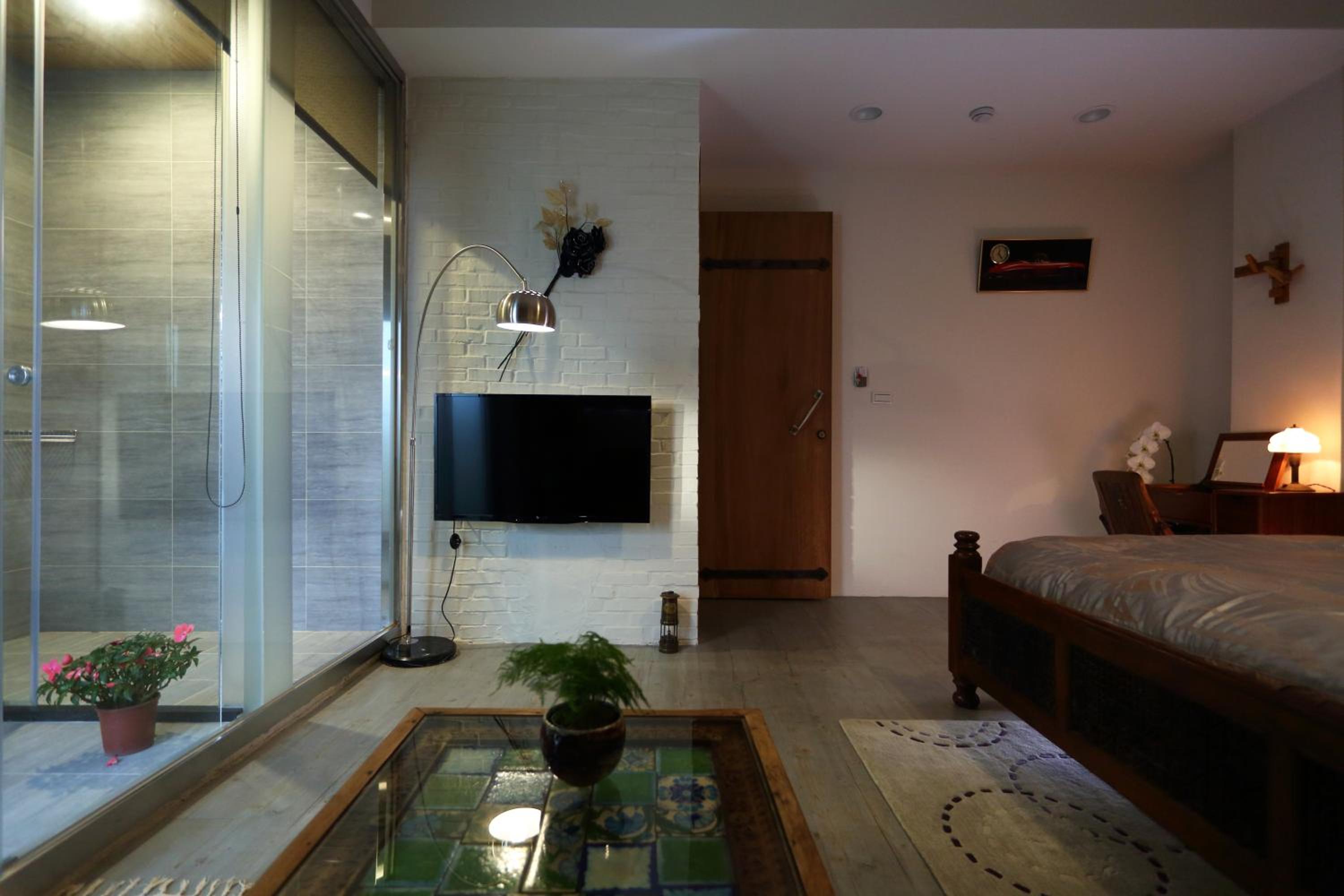 Queen Room with Balcony and City View 