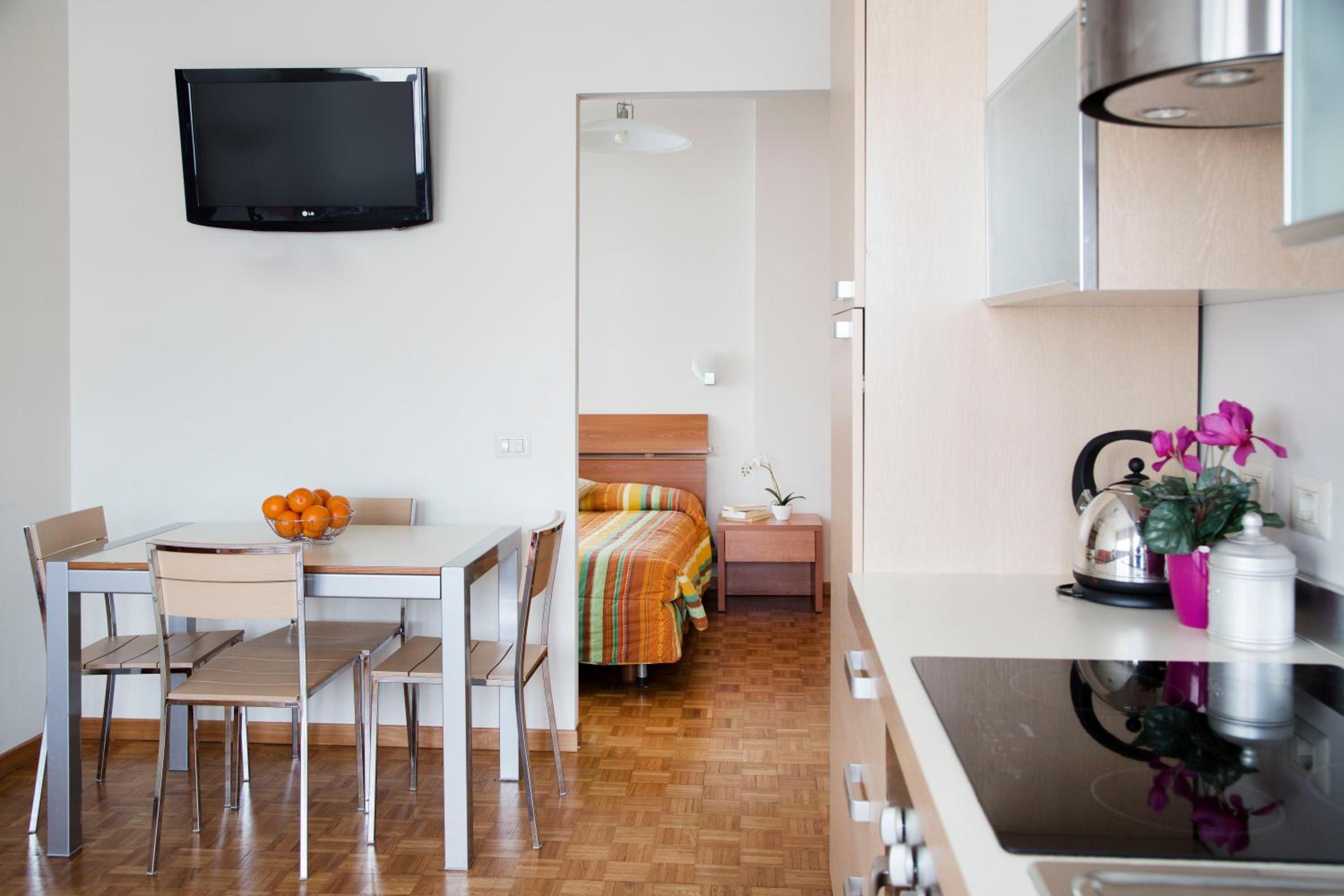 One-Bedroom Apartment - Annex - Photo 4