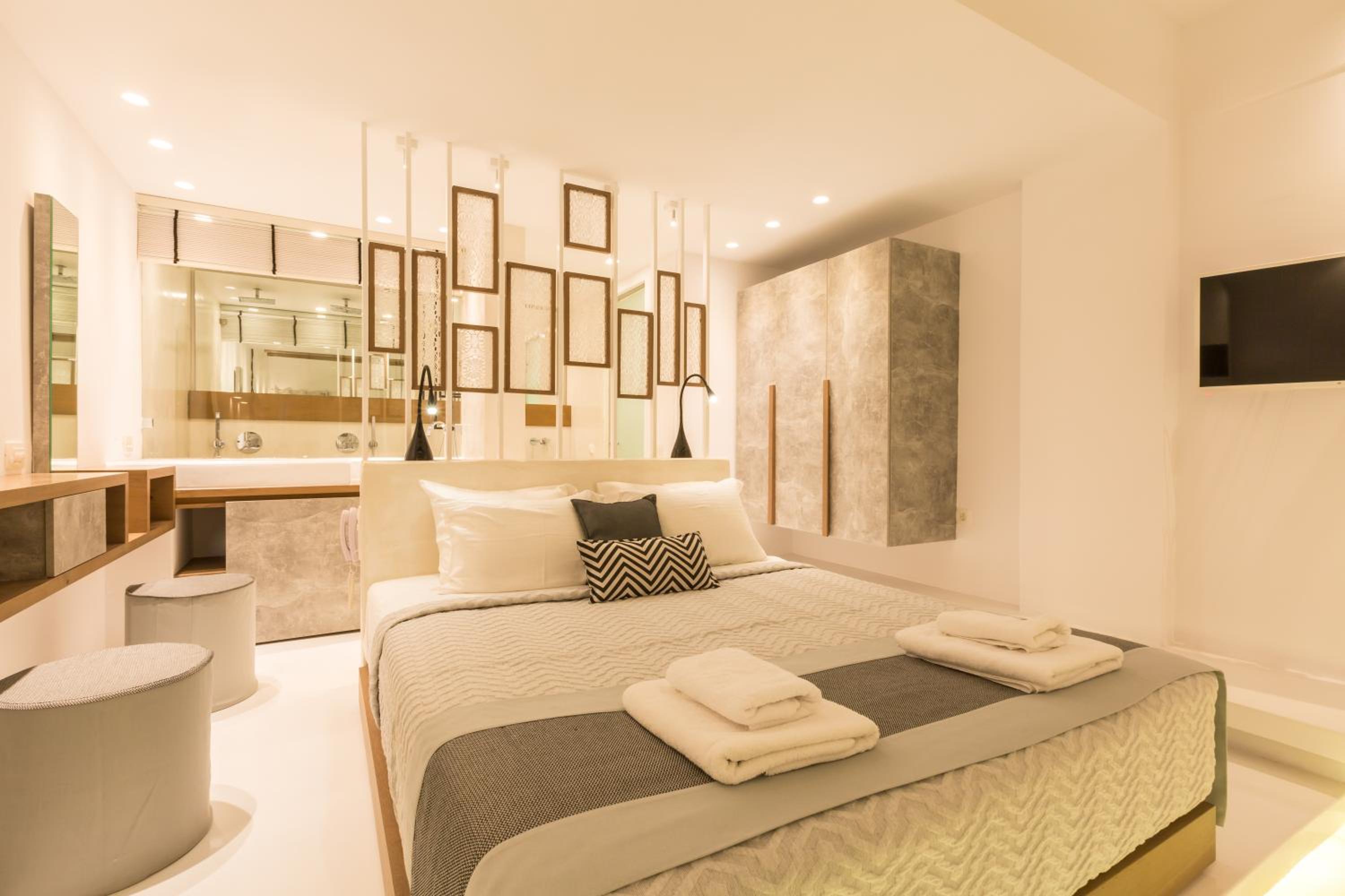 Deluxe Suite with outdoor heated private Jacuzzi photo 3