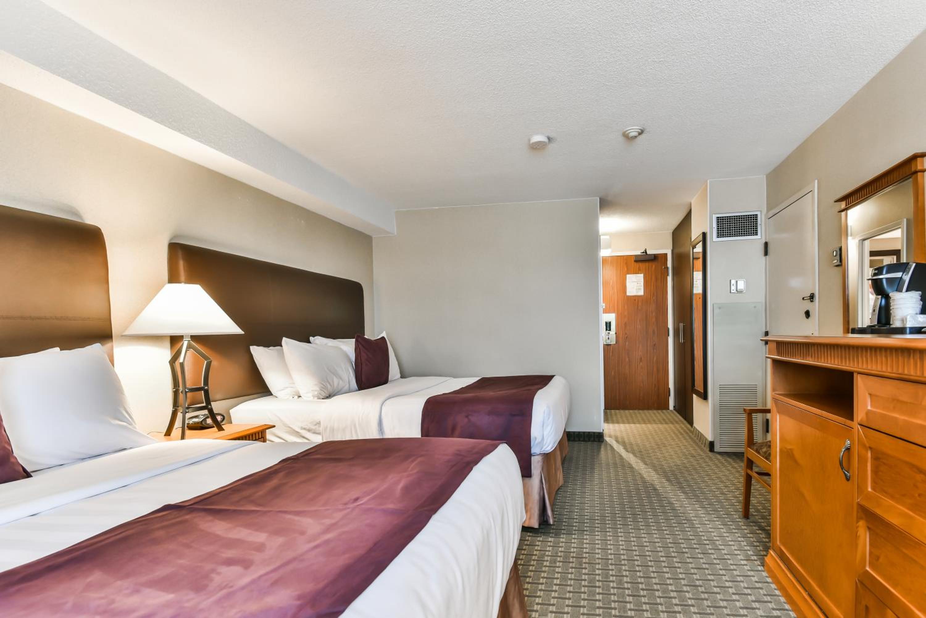 Queen Room with Two Queen Beds - Non-Smoking - Photo 4