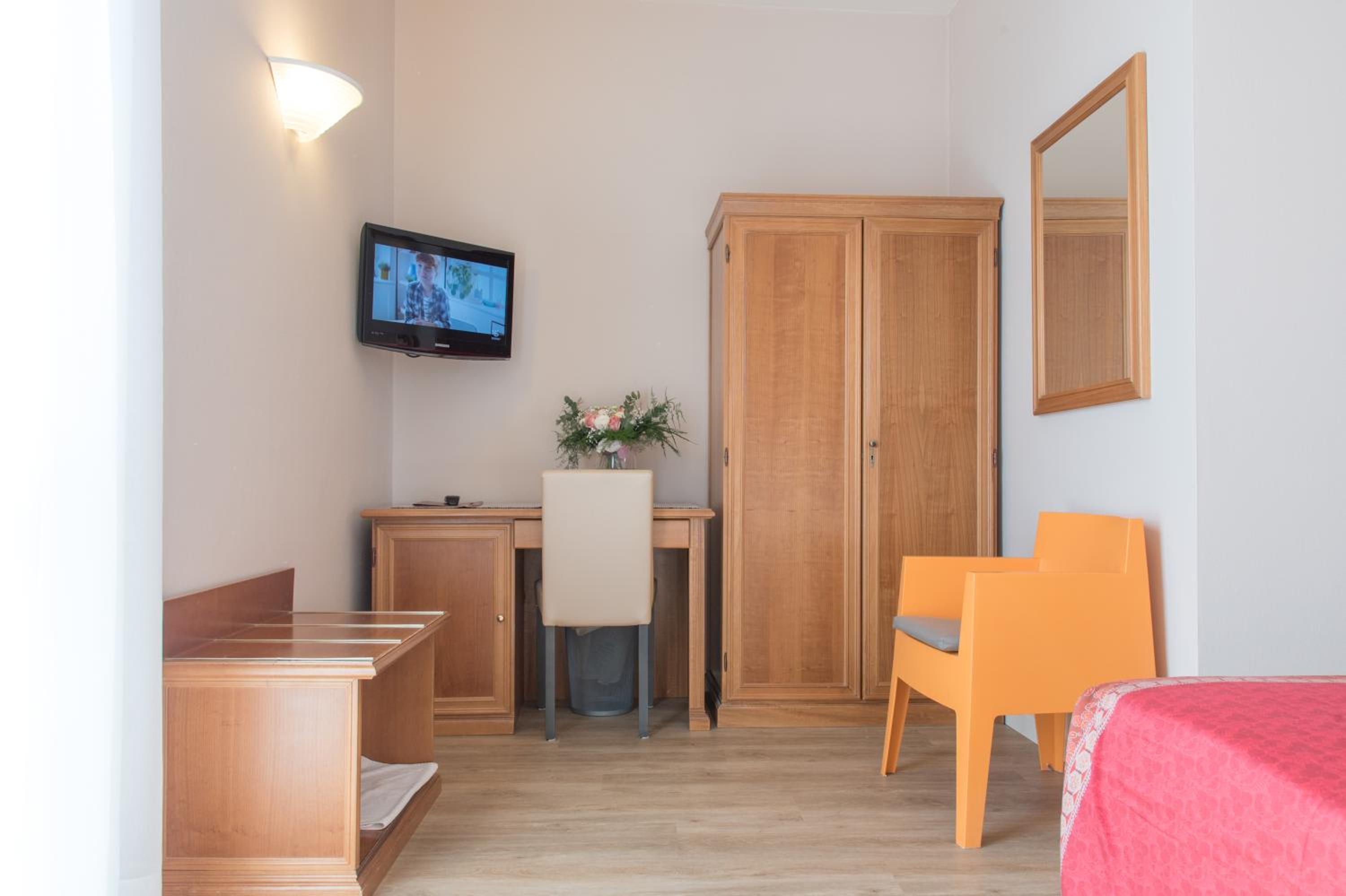 Double or Twin Room - Photo 12