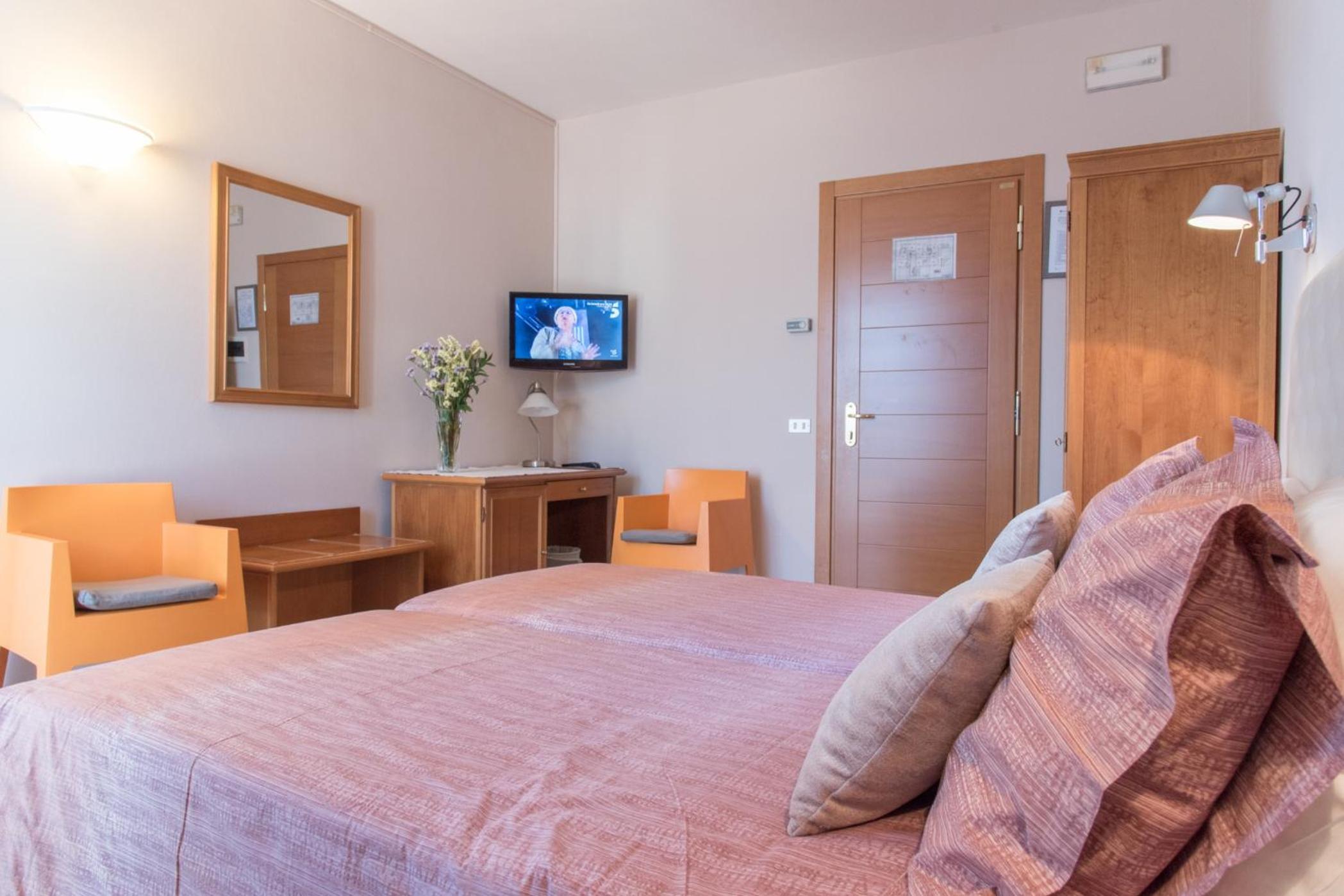 Double or Twin Room - Photo 16