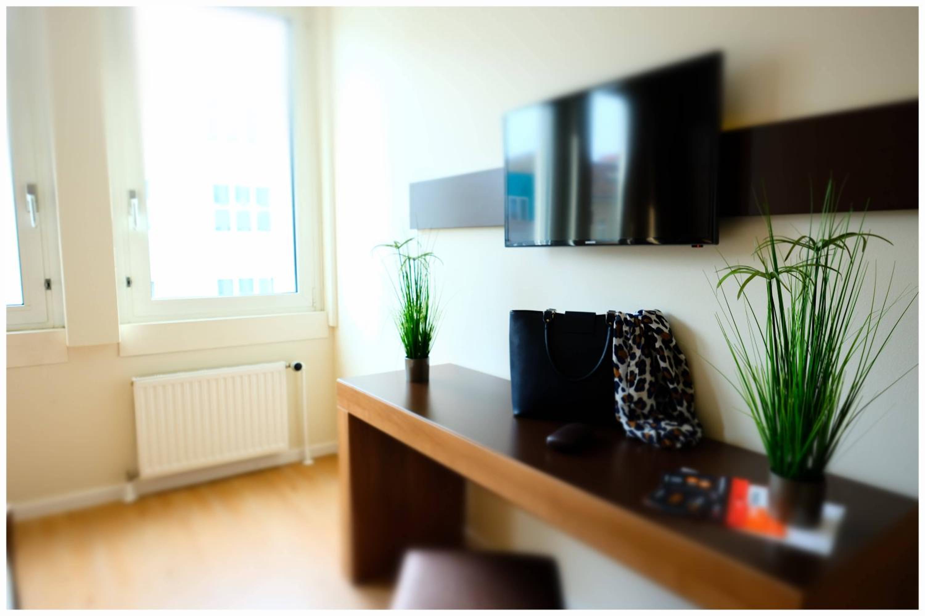 Standard Twin Room thumbnail 5