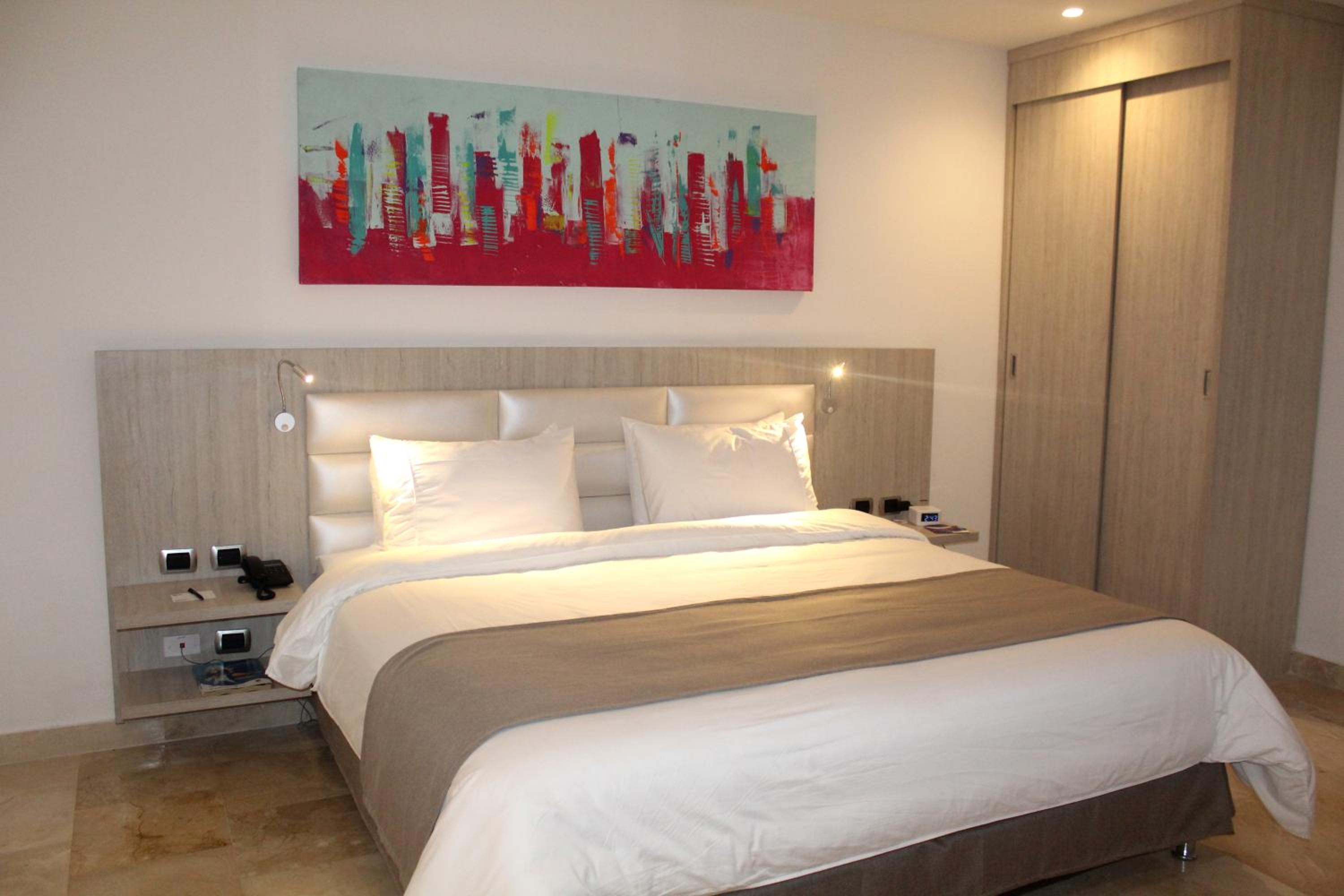 Premium Queen Room with City View - Non-Smoking photo 2