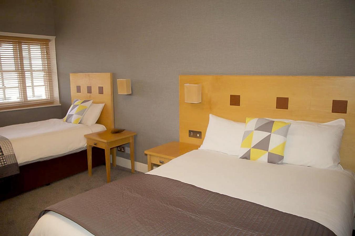 Family Room (3 Adults)