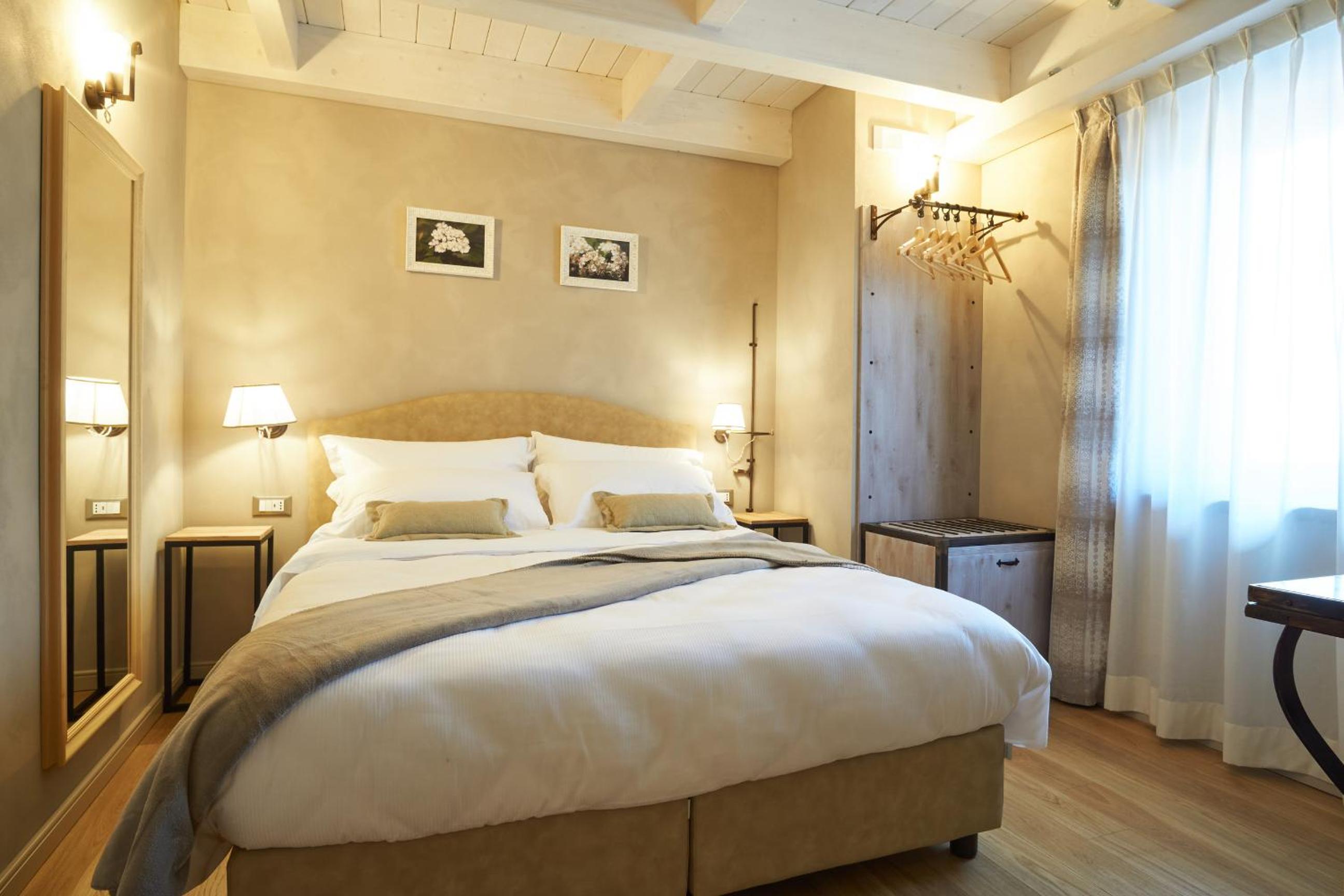 Luxury Triple Room with Bathtub - Photo 1
