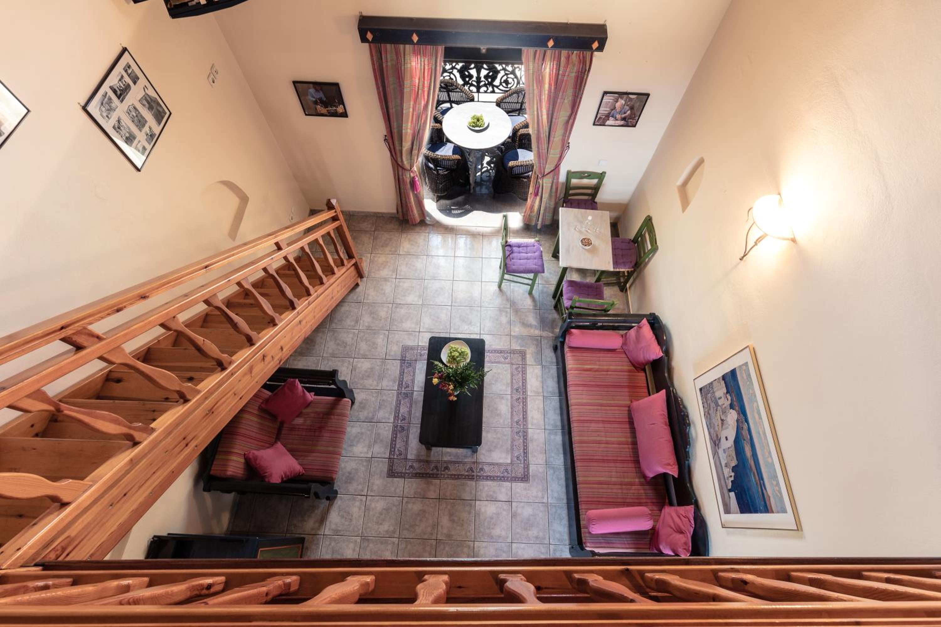 One Bedroom Apartment with Mountain View – Split Level - Photo 2